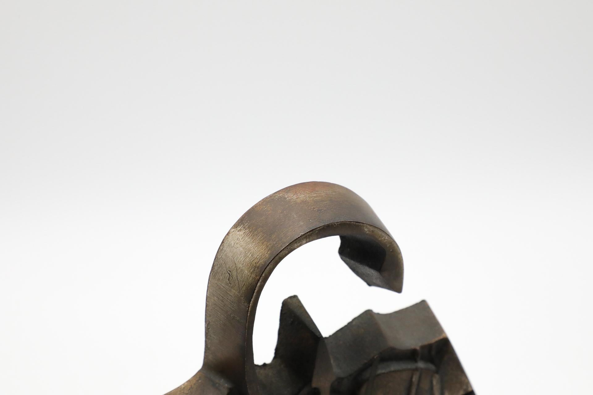 Bronze Caduceus-förmige Hängeuhr auf hölzernem Stand, Frankreich, 1950er Jahre im Angebot 13