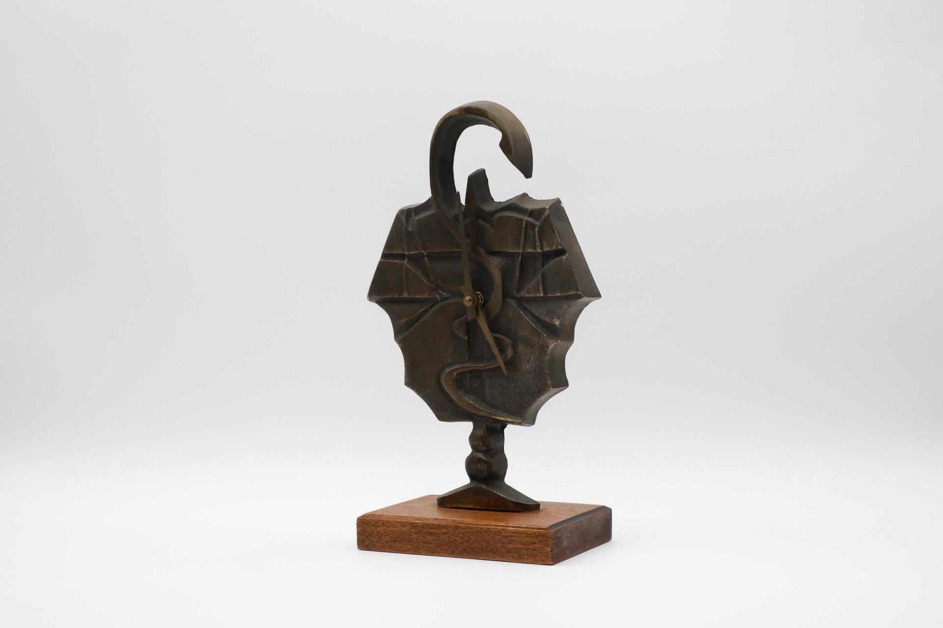 Französische Pendeluhr aus Bronze aus der Mitte des Jahrhunderts in Form eines 