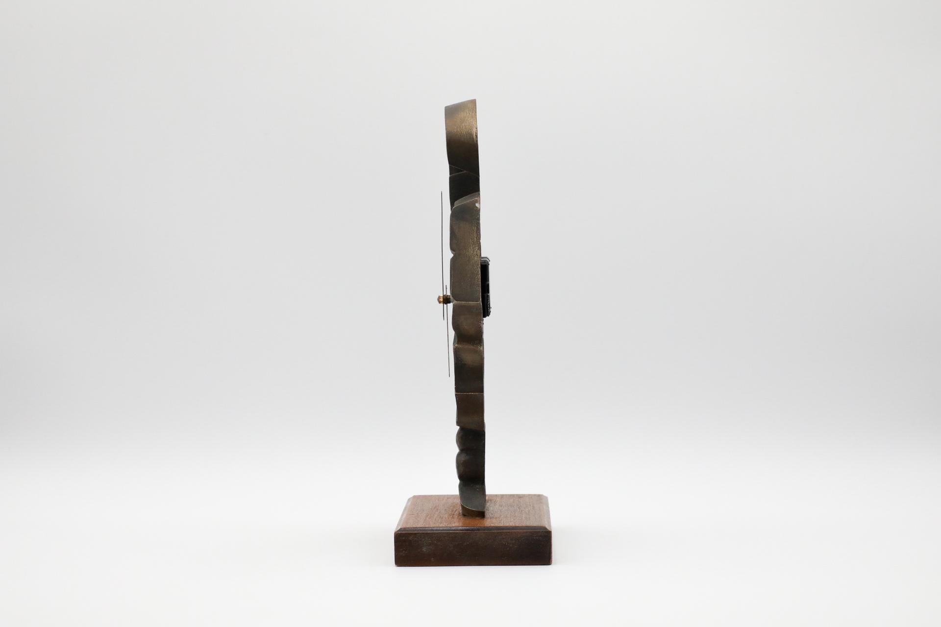 Bronze Caduceus-förmige Hängeuhr auf hölzernem Stand, Frankreich, 1950er Jahre im Zustand „Gut“ im Angebot in Los Angeles, CA