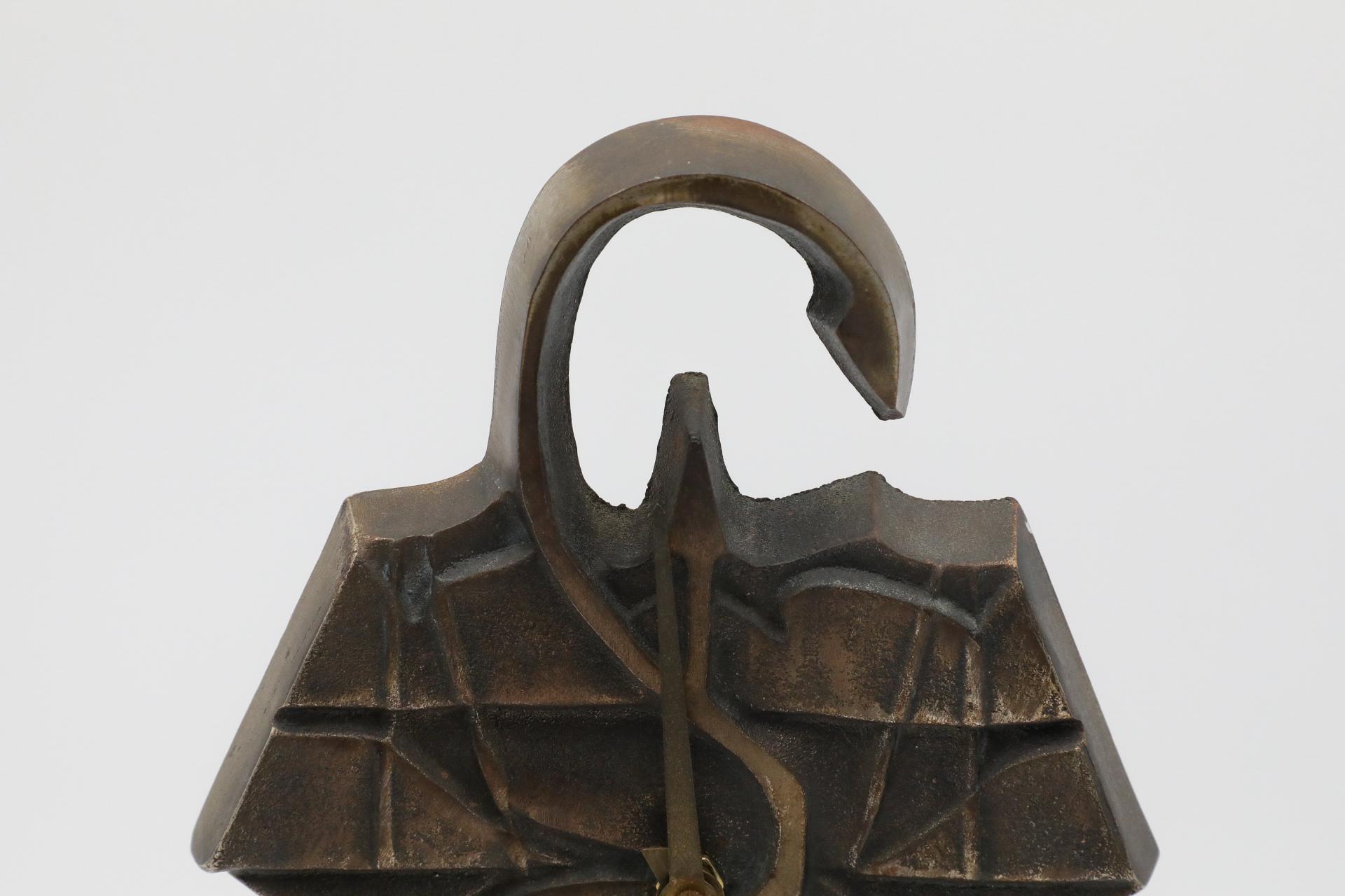 Bronze Caduceus-förmige Hängeuhr auf hölzernem Stand, Frankreich, 1950er Jahre im Angebot 3