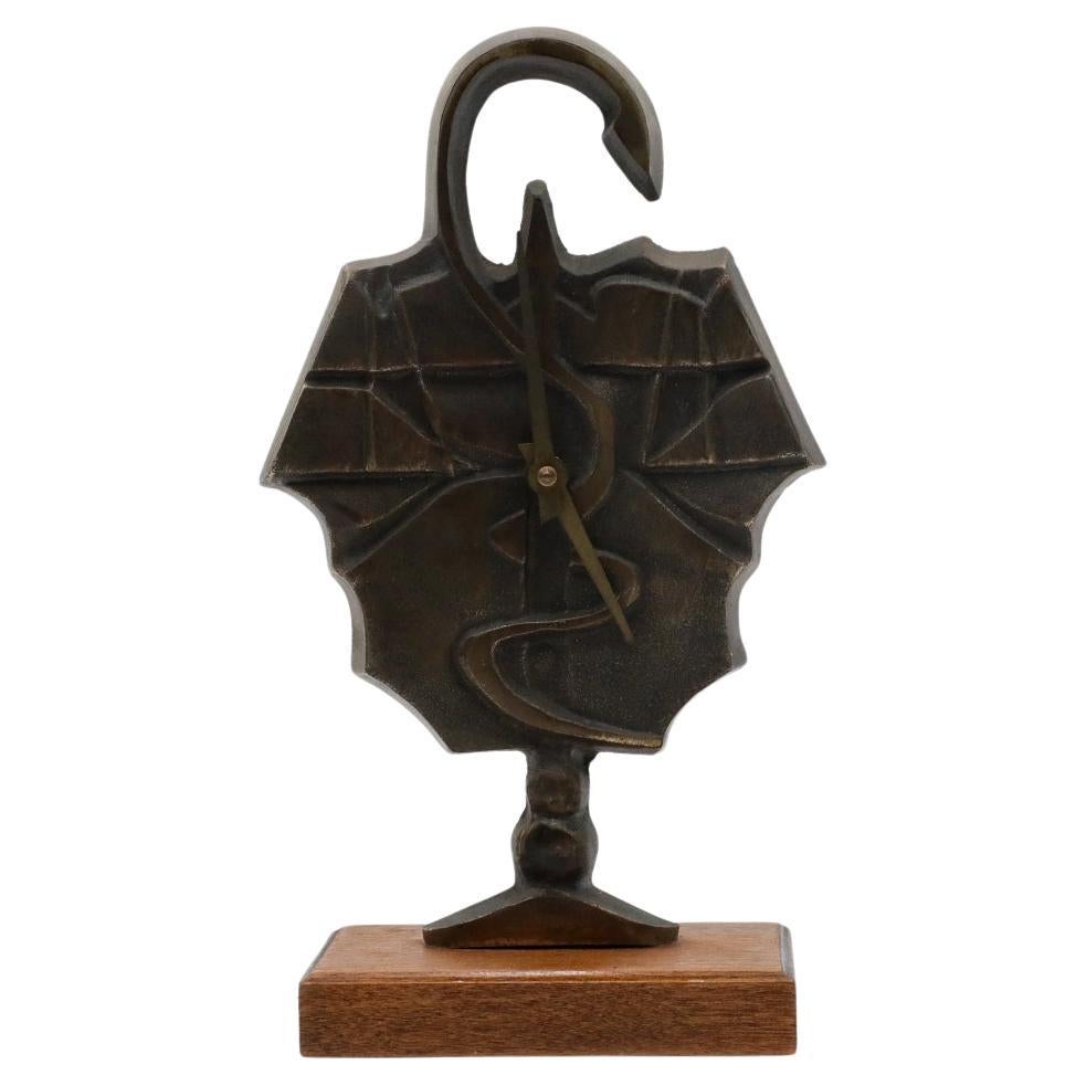 Bronze Caduceus-förmige Hängeuhr auf hölzernem Stand, Frankreich, 1950er Jahre im Angebot