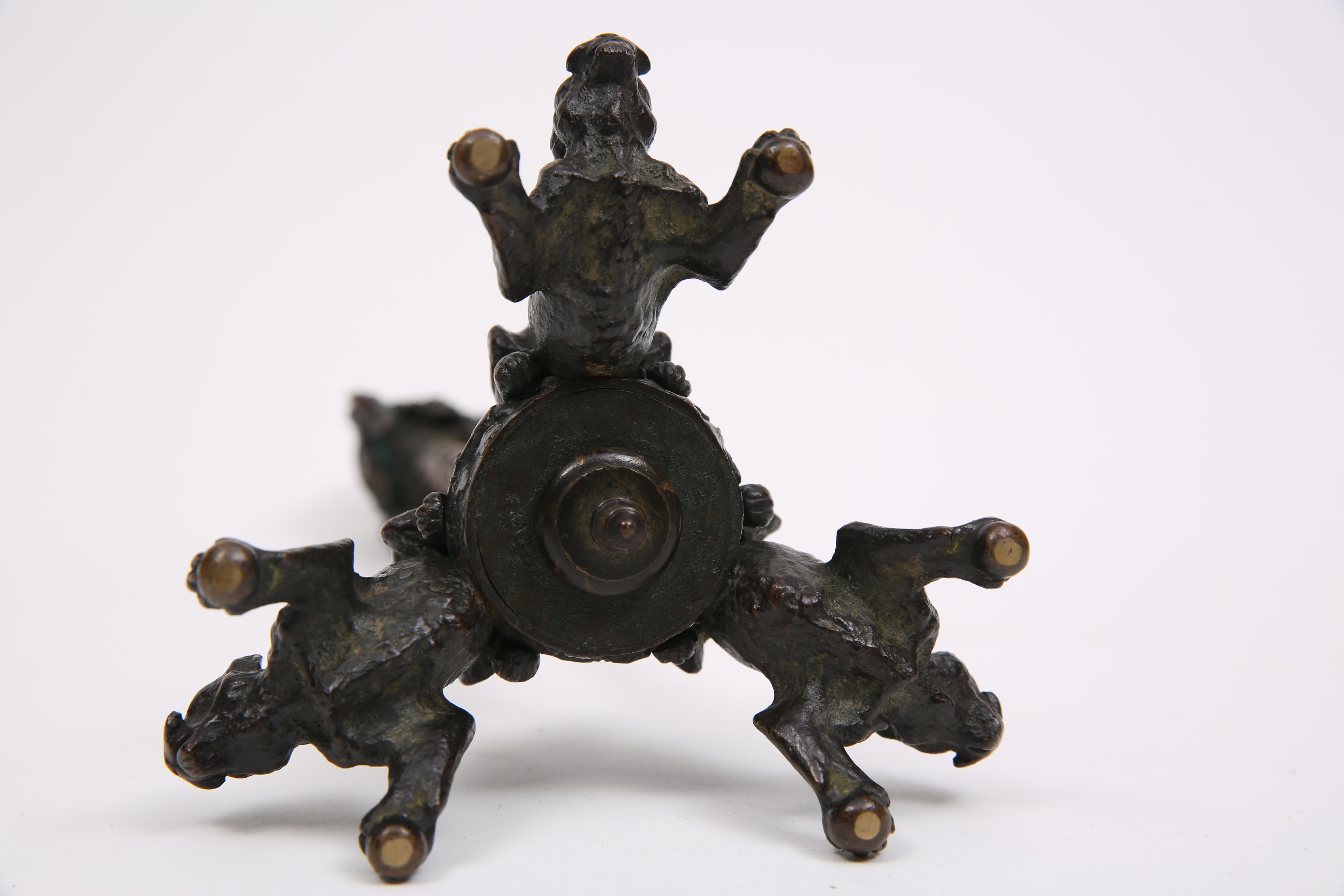 Paire de candélabres en bronze peint par poudrage avec un design de têtes de chèvres au sommet et 3 pumas à la base formant les pieds. Fabriqué par Christophe Fratin (1801 - 1864). Signé FRATIN.

France, CIRCA 1850.