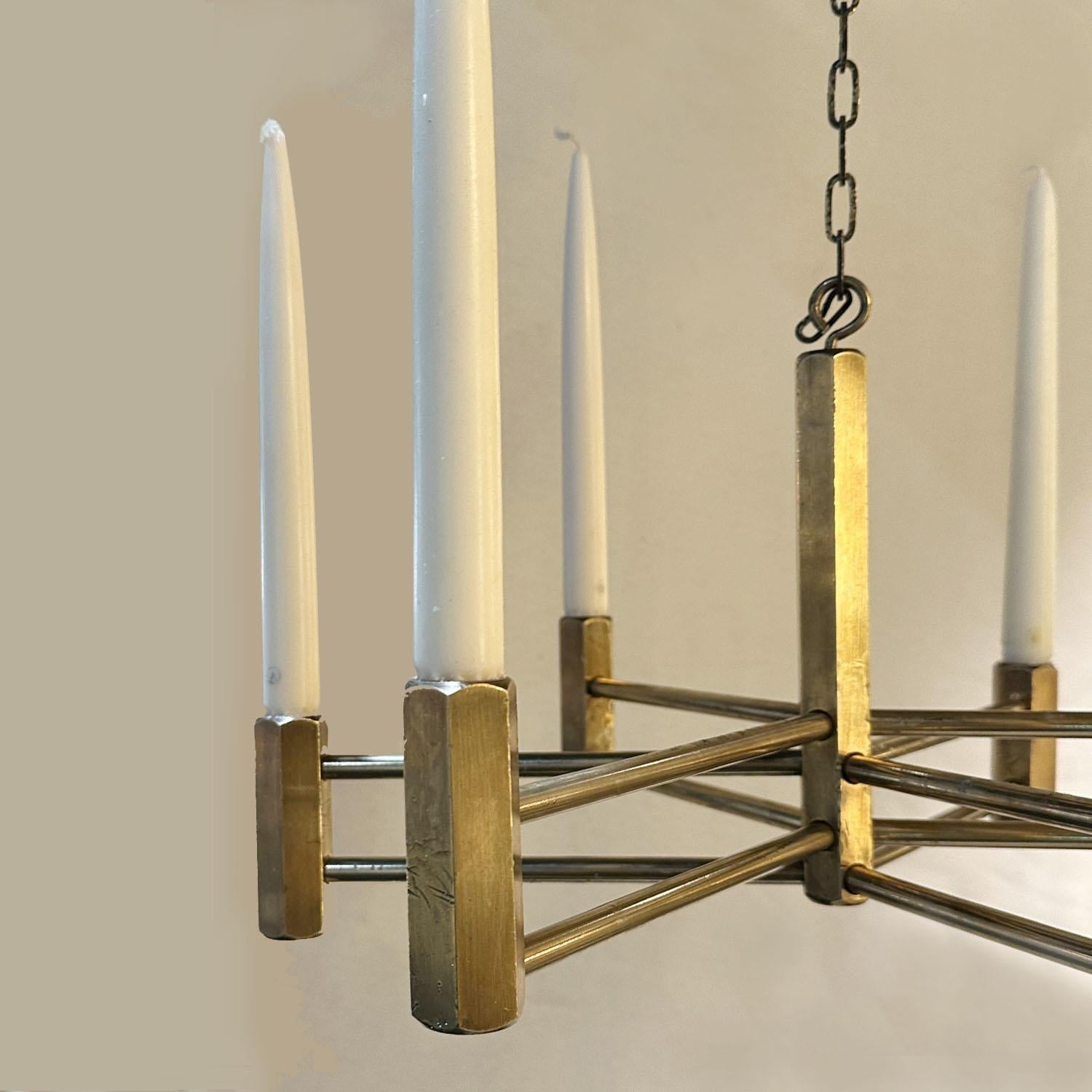 Candélabre en bronze composé de six bras en fonte pour des bougies ordinaires suspendues à une chaîne, Allemagne, années 1960. Le candélabre est une version moderne, datant du 20e siècle, des chandeliers en bronze du 18e siècle.
La chute totale est