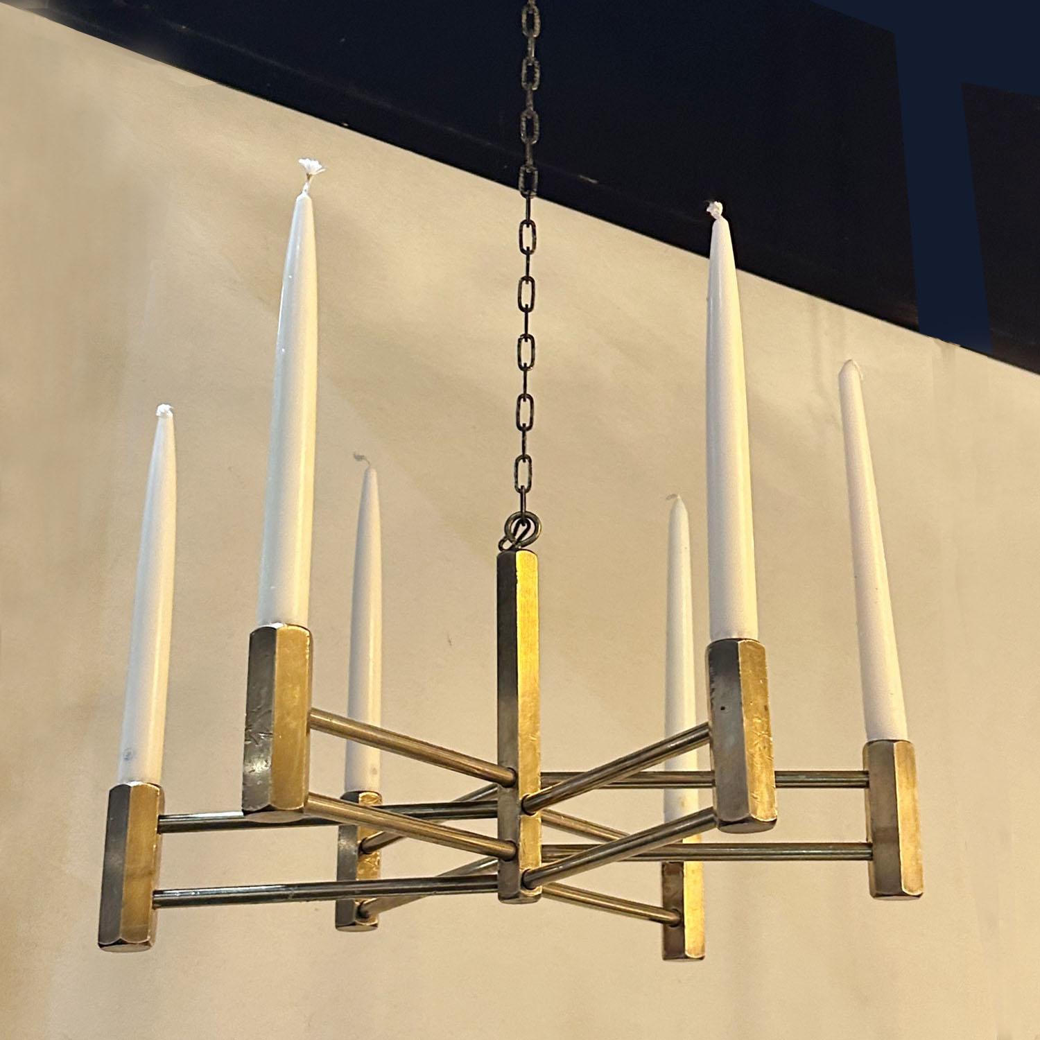 Chandelier en bronze pour six bougies, années 1970 Bon état - En vente à London, GB