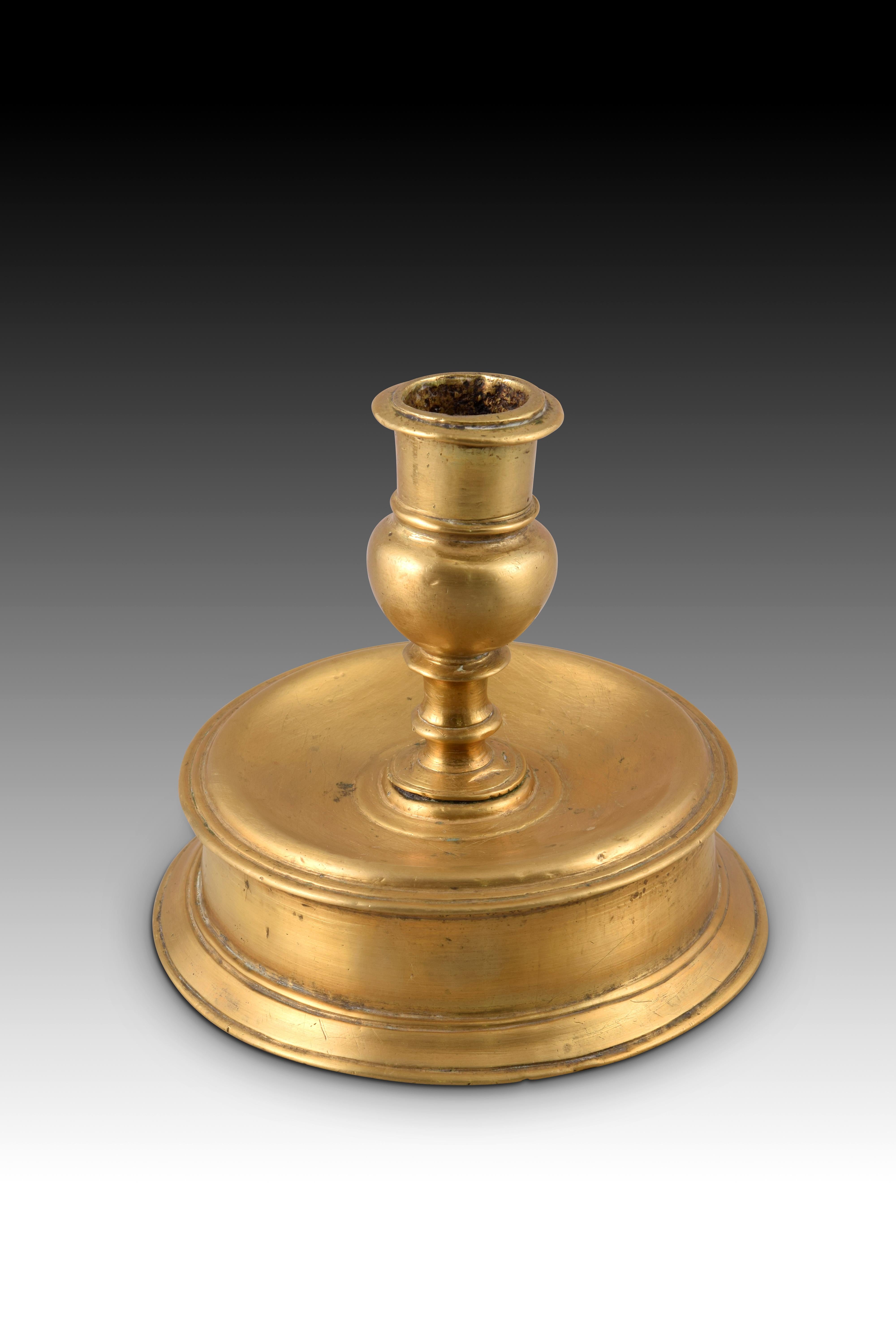 Chandelier à moulinets, bronze, siècle XVI. 
Chandelier du type dit 
