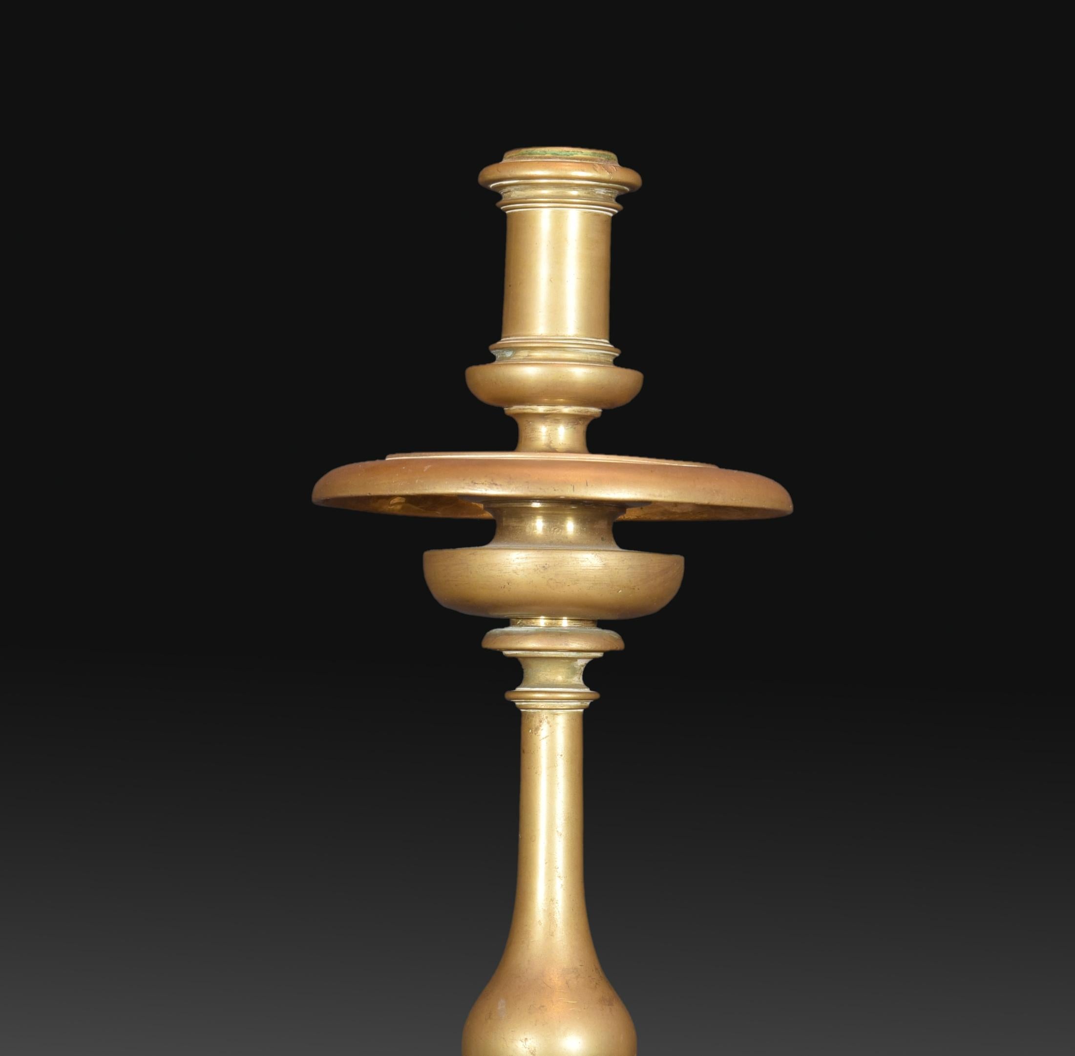 Candlestick. Bronze, XVII-XVIII centuries.
Candlestick made in bronze with circular base and shaft combining discs, balustrade shapes, smooth areas, concave and convex moldings of different widths, etc., created a very moved profile usual in this