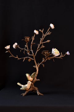 Portacandele in bronzo con uccelli e fiori in ceramica