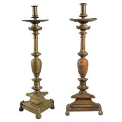 Pareja de candelabros de bronce, Siglo XX, según modelos antiguos