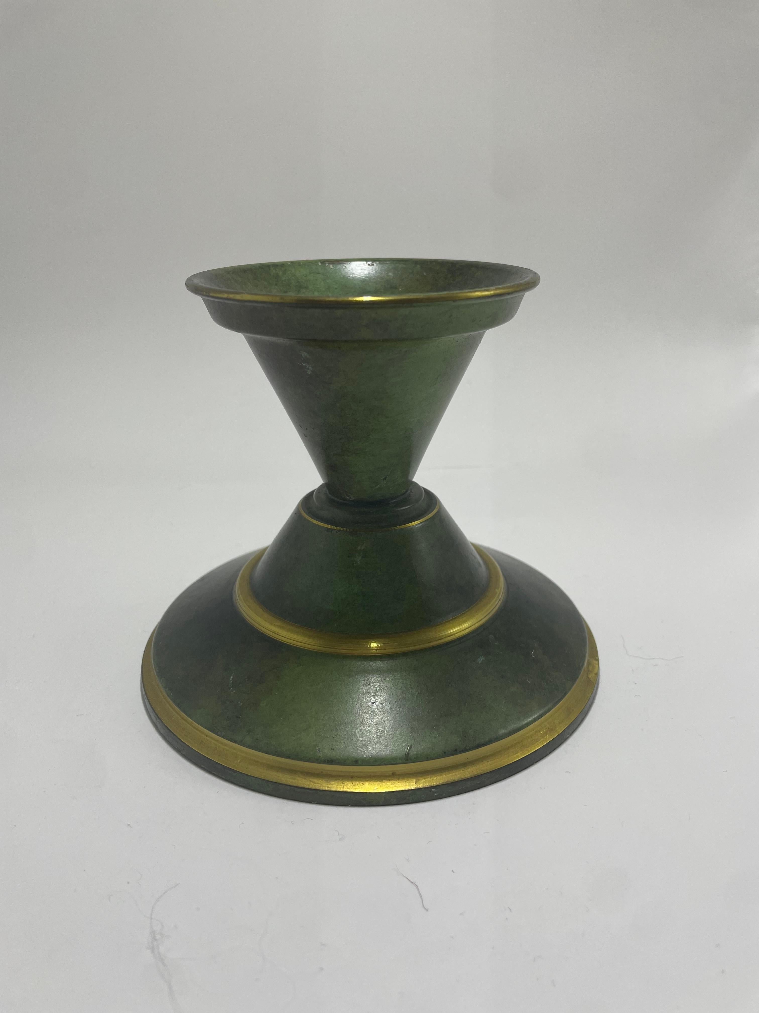 Magnifique paire de bougies suédoises en bronze clair. 
Excellent état et patine !

Contactez-nous pour toute question.