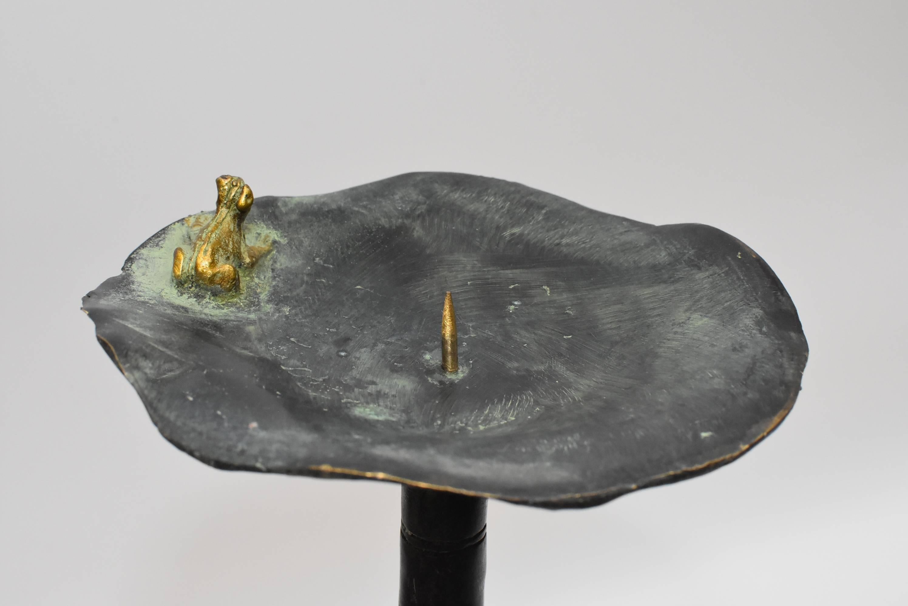Kerzenhalter aus Bronze mit Lotusblatt und Frosch im Angebot 7