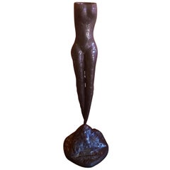 Bronzener Kerzenleuchter einer nackten Frau