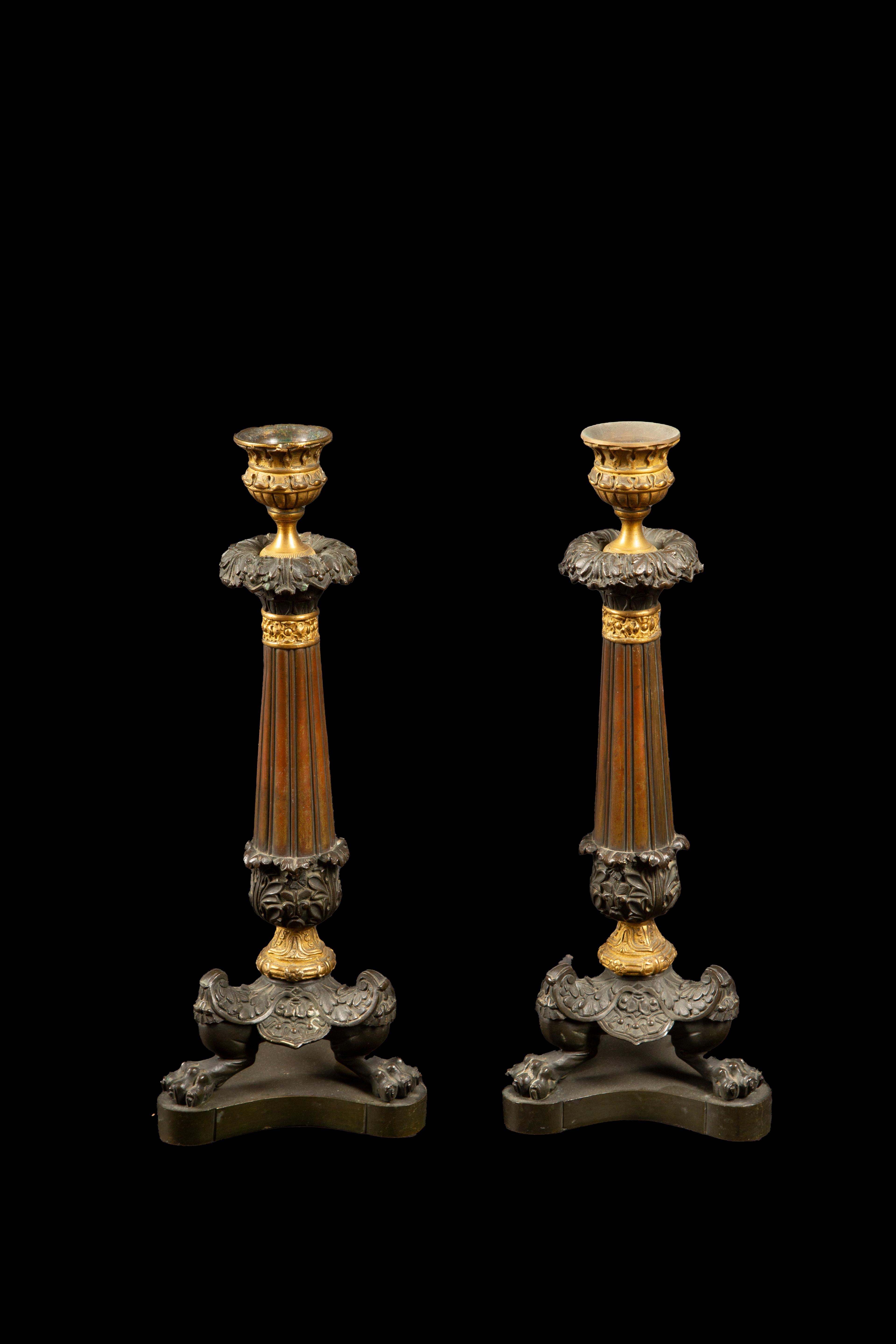 Bronze Paire de chandeliers en bronze en vente