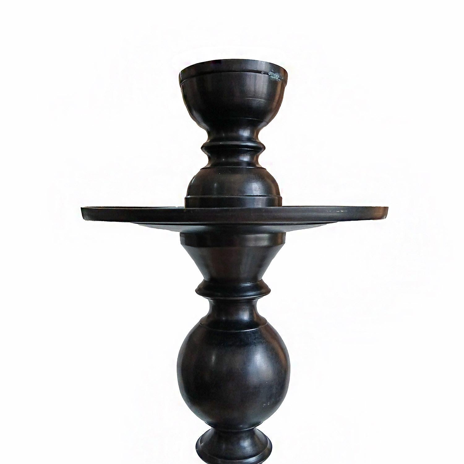 Indonesiano Candeliere in bronzo con piano rimovibile in vendita