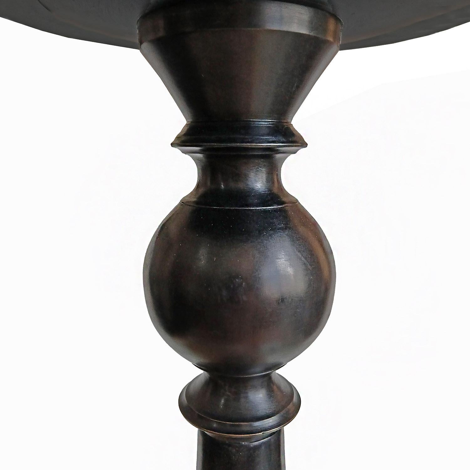 Candeliere in bronzo con piano rimovibile In condizioni buone in vendita a New York, NY