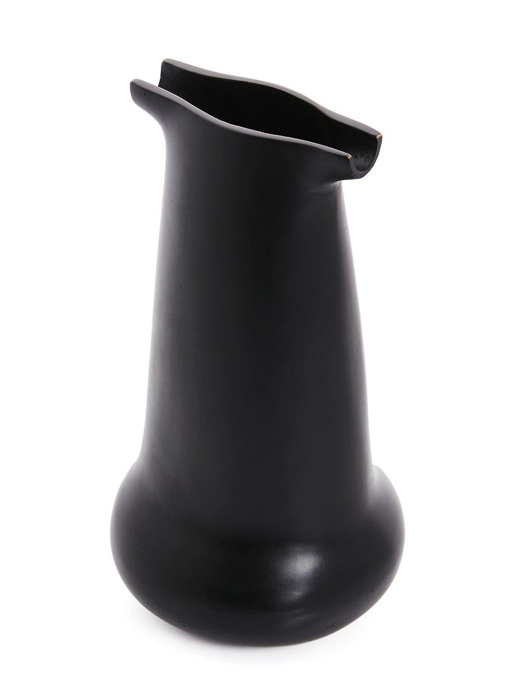Caraffa labbra in bronzo di Rick Owens
2019
Dimensioni: L 14,5 x L 14,5 x H 27,5 cm
Materiali: Bronzo
Peso: 4.5 kg

Rick Owens è un imprenditore californiano della moda e dell'arredamento che ha sviluppato uno stile unico che descrive come