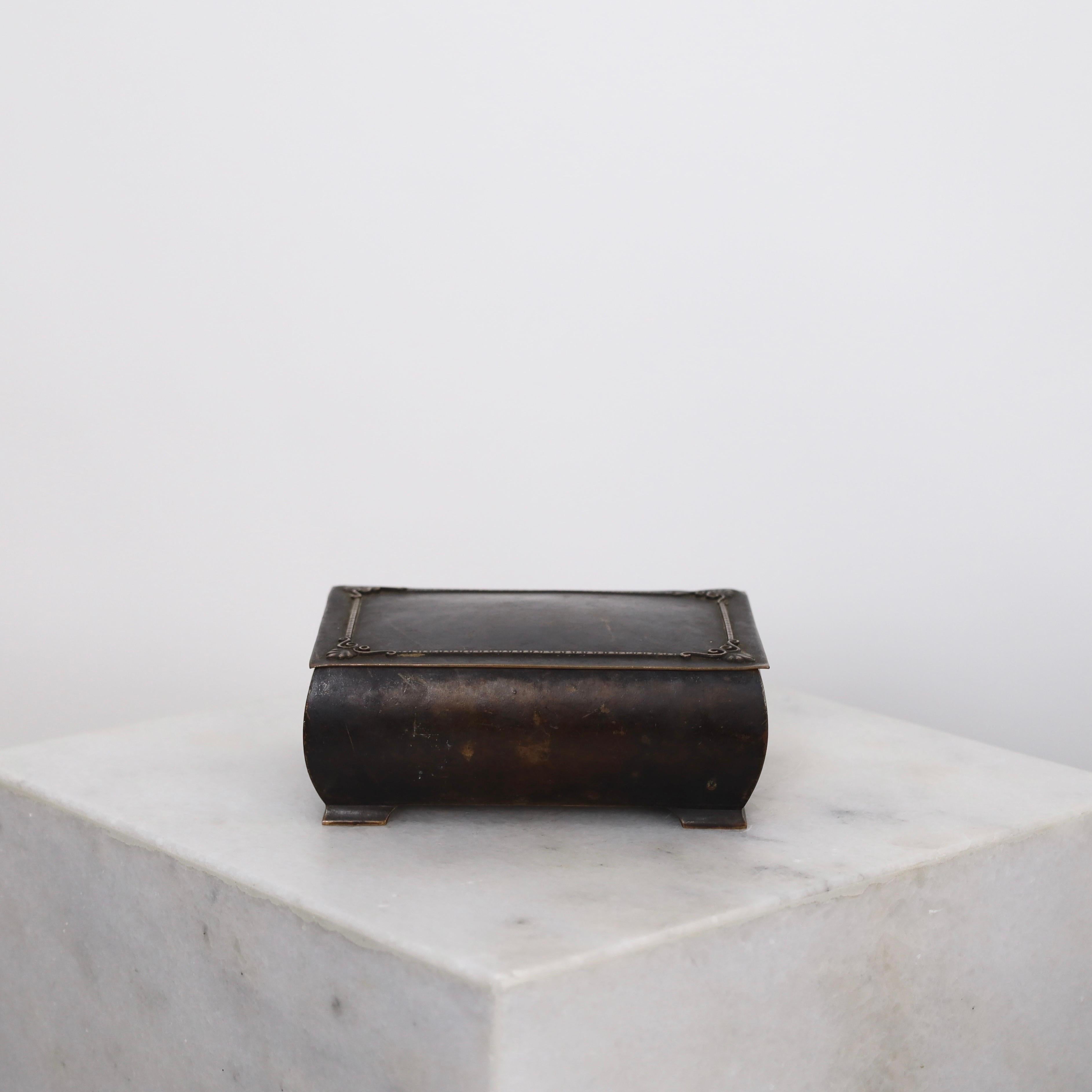 Schatulle mit Deckel aus einer Bronzelegierung, hergestellt von Just Andersen in den 1920er Jahren. Ein schönes Stück für ein exquisites Zuhause. 

* Schatulle / Deckelschatulle aus Leichtbronze-Legierung mit und im Holzkasten. Ornamente auf dem