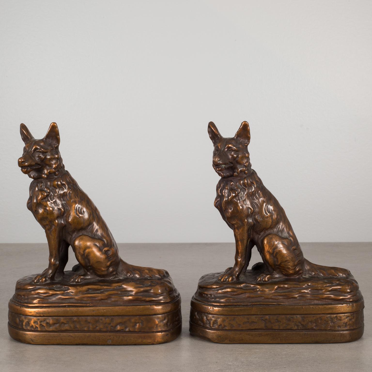 ABOUT

This is an original pair of Art Deco cast bronze German Shepherd  bookends manufactured by Armor Bronze Company, New York USA. Both pieces have retained their original bronze finish and are in excellent condition with appropriate patina for