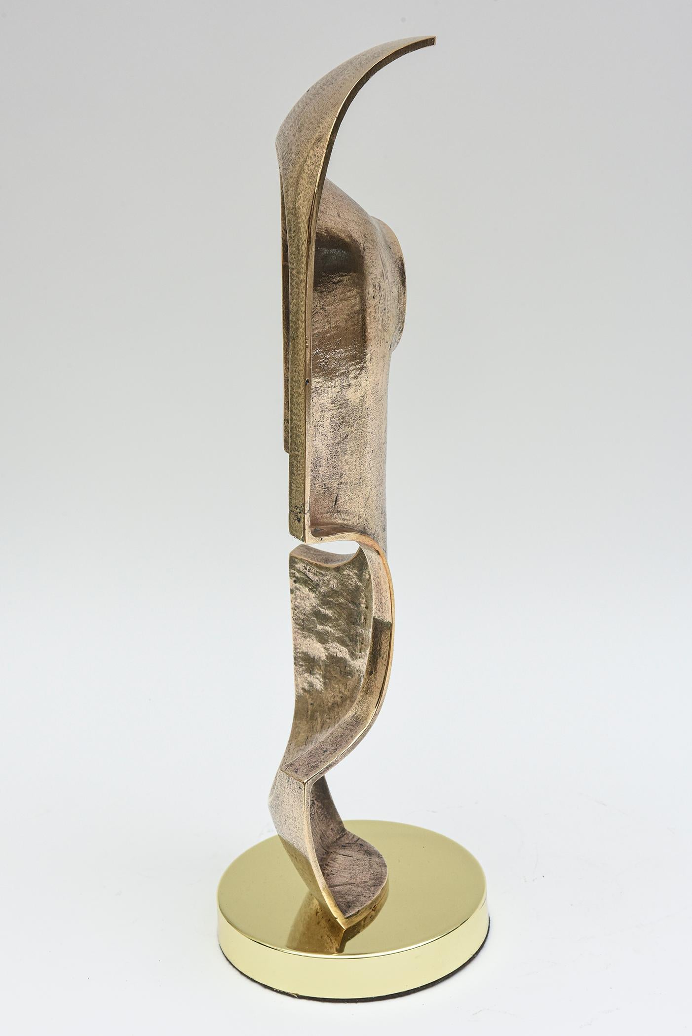 Laiton Sculpture moderniste de style Brancusi en bronze vintage sur socle rond en laiton