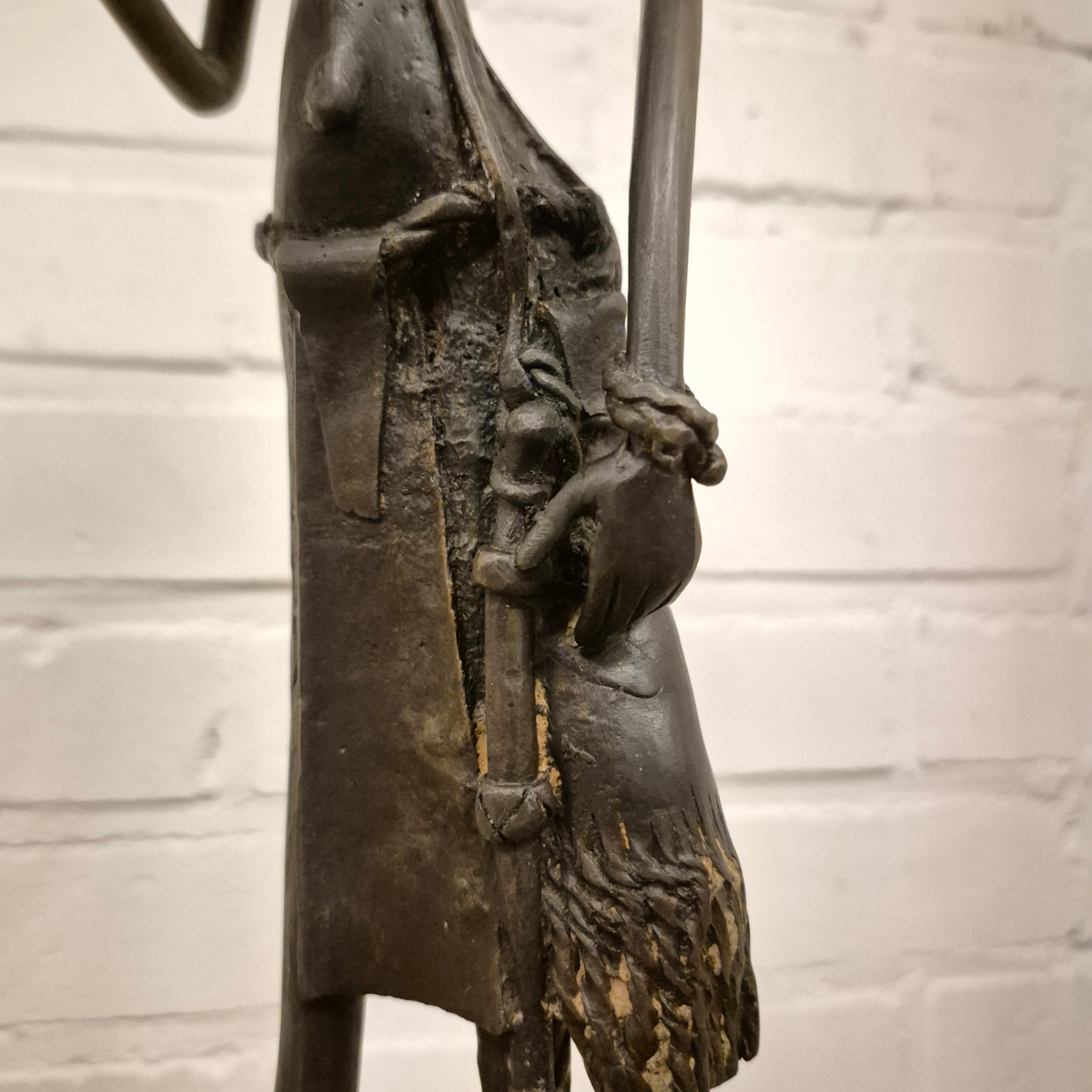 Tribal Statue en bronze d'un chasseur africain, Afrique 1960 en vente