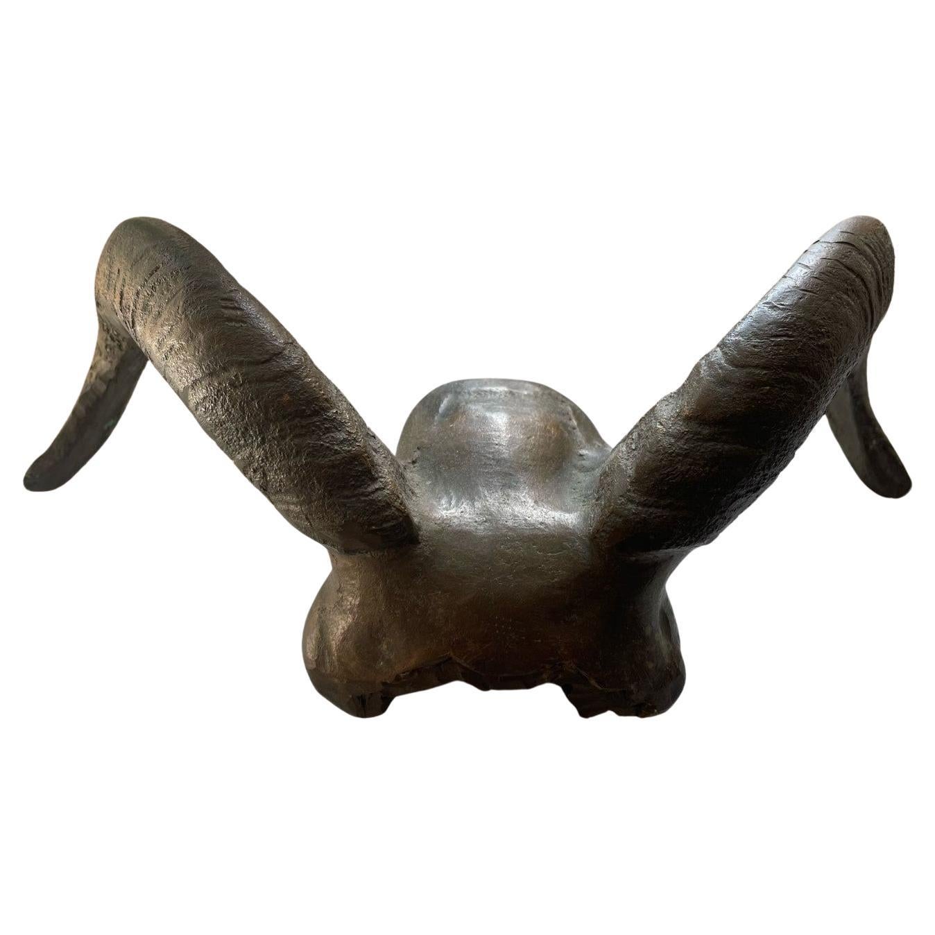Fonte en bronze d'une corne et d'un crâne de bélier en vente