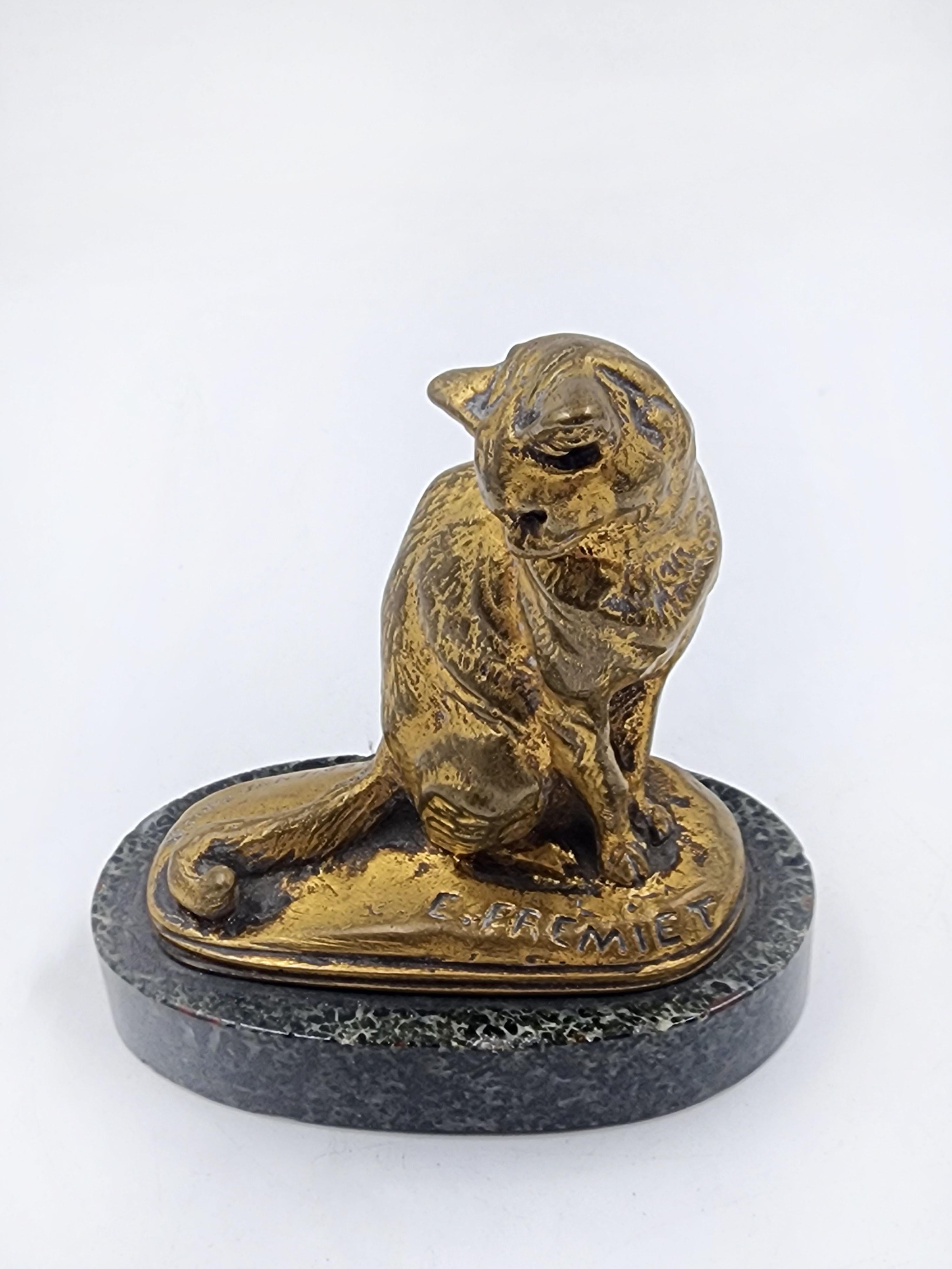Cette exquise figurine en bronze du début des années 1900, réalisée par le célèbre sculpteur français Emmanuel Frémiet, représente un chat assis avec une élégance et un réalisme exceptionnels. La sculpture capture l'essence de l'animal dans les