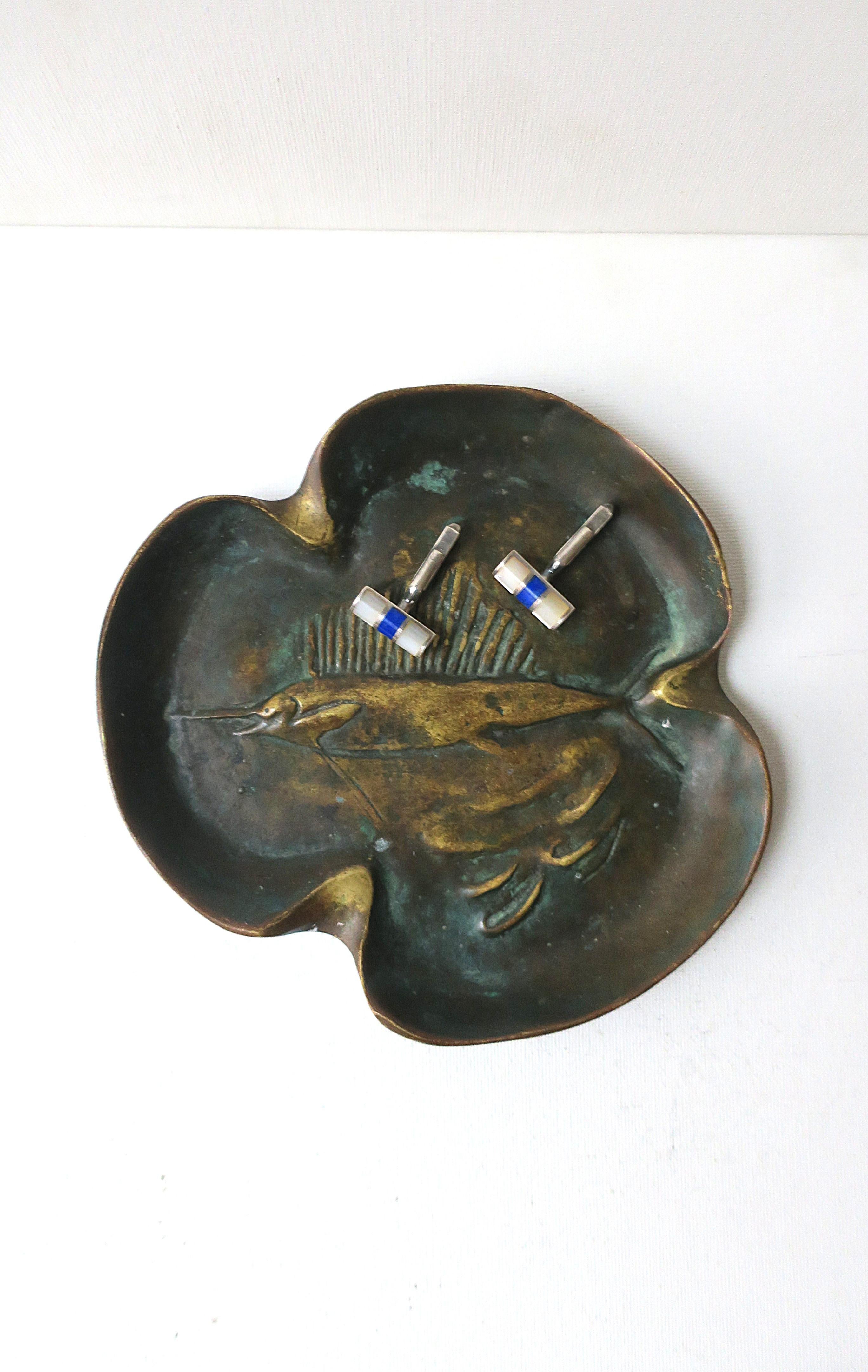 Bronze Aschenbecher oder Catchall Fish Design (20. Jahrhundert) im Angebot