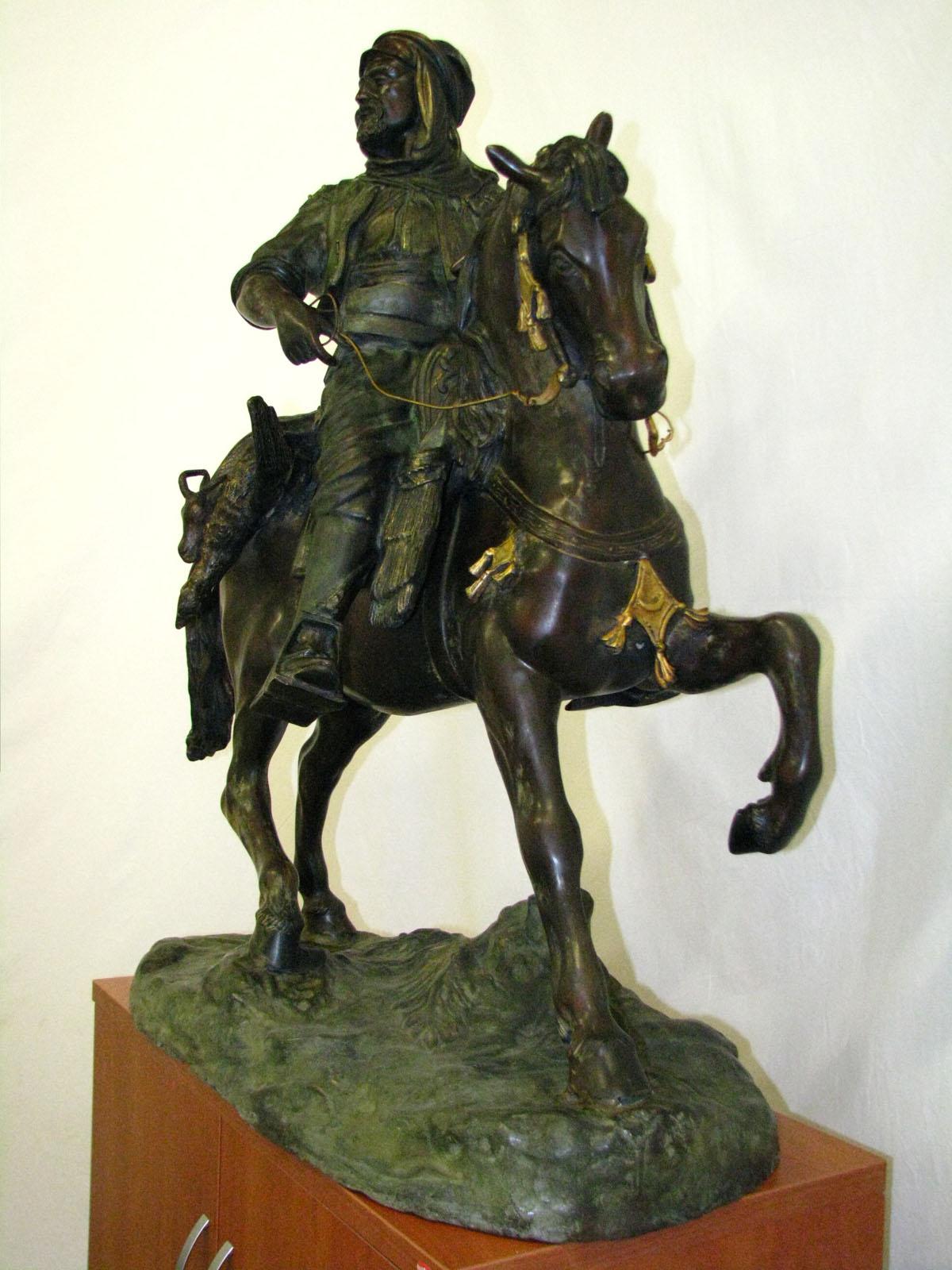 Bronze cavalier moor return hunting also called Cavaliere Arabo
Extremely effective, impressive and presentable,
bronze sculpture over a meter high,
depicting a Moorish rider returning from a hunt.
 
Particularly noteworthy is the master