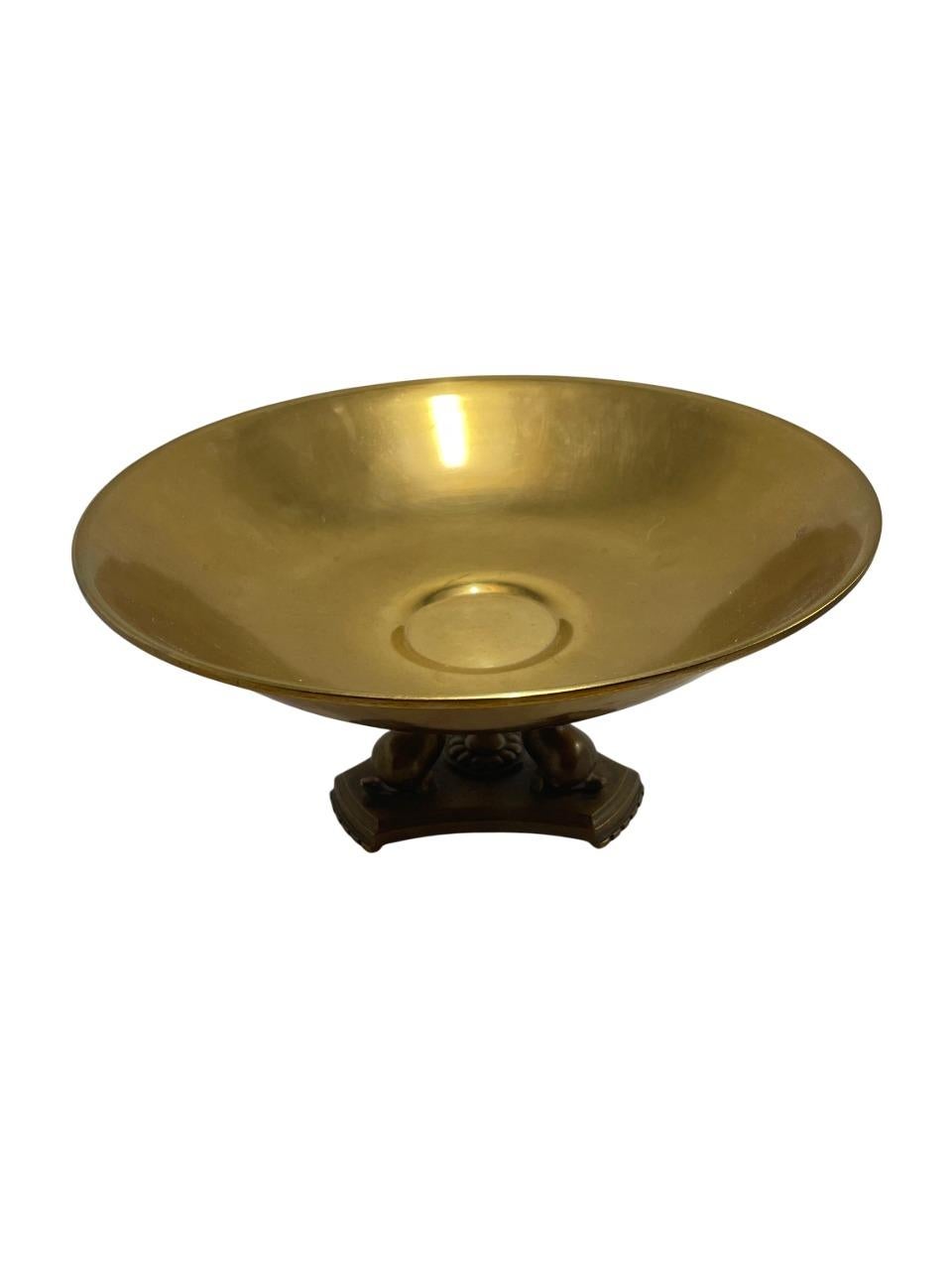 Bellissimo pezzo centrale in bronzo massiccio lucidato e base con scultura di delfini di Nordiska Juvelktieboaget. 
Timbro: ''NJ - Autentico bronzo svedese''.

Contattaci per qualsiasi domanda!