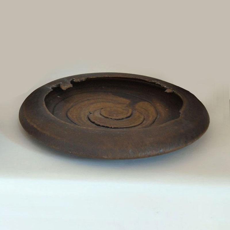 Fruttiera in Studio Pottery con smalto al bronzo del ceramista olandese Jaan Mobach degli anni '80. La ciotola è in parte tornita e formata a mano con un bordo irregolare. La forma libera creata è molto sperimentale. Lo smalto bronzeo è come la