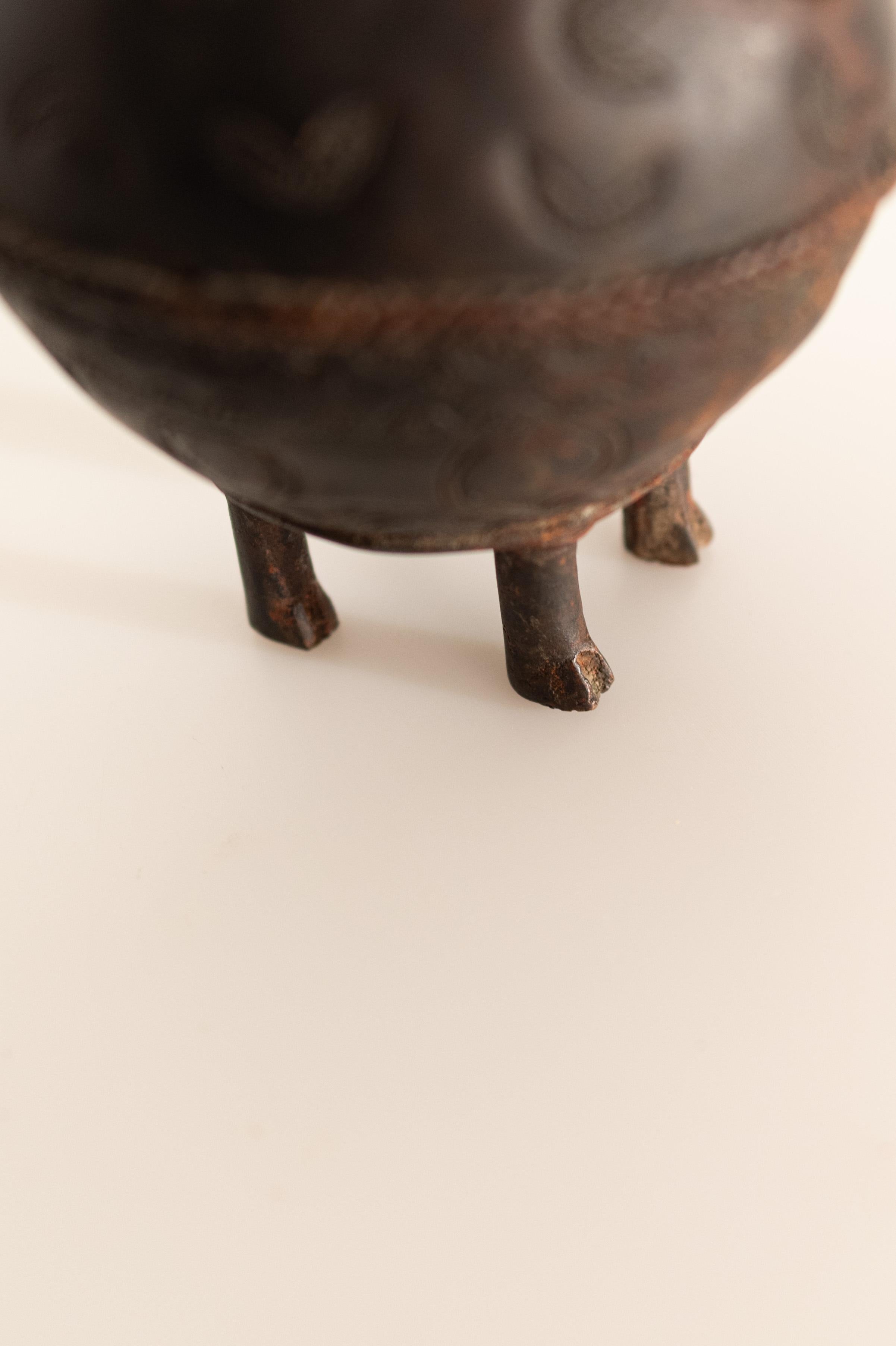 Bronze ceremonial jug from Benin (late 19th - early 20th century) For Sale 1