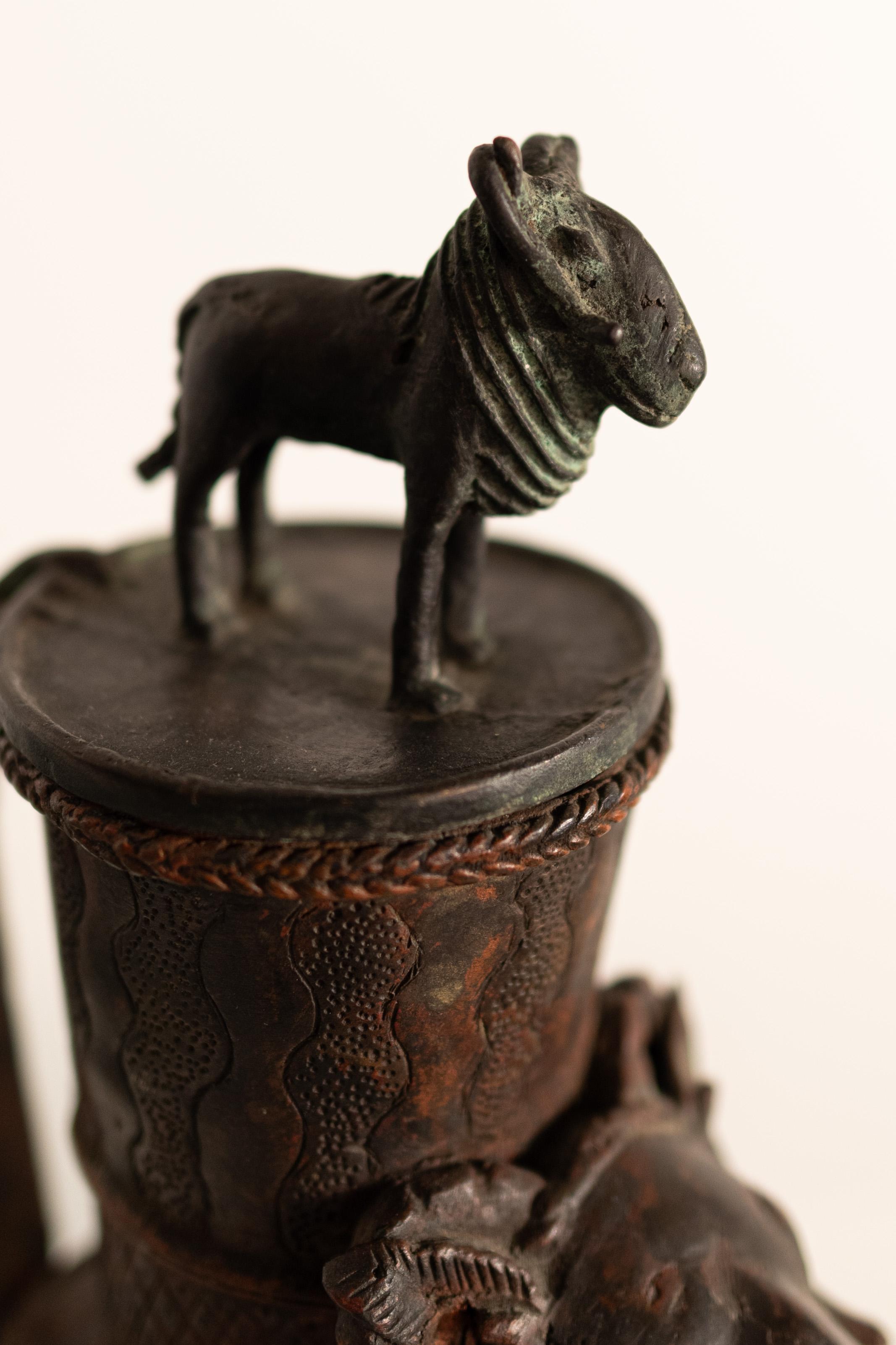 Bronze ceremonial jug from Benin (late 19th - early 20th century) For Sale 2