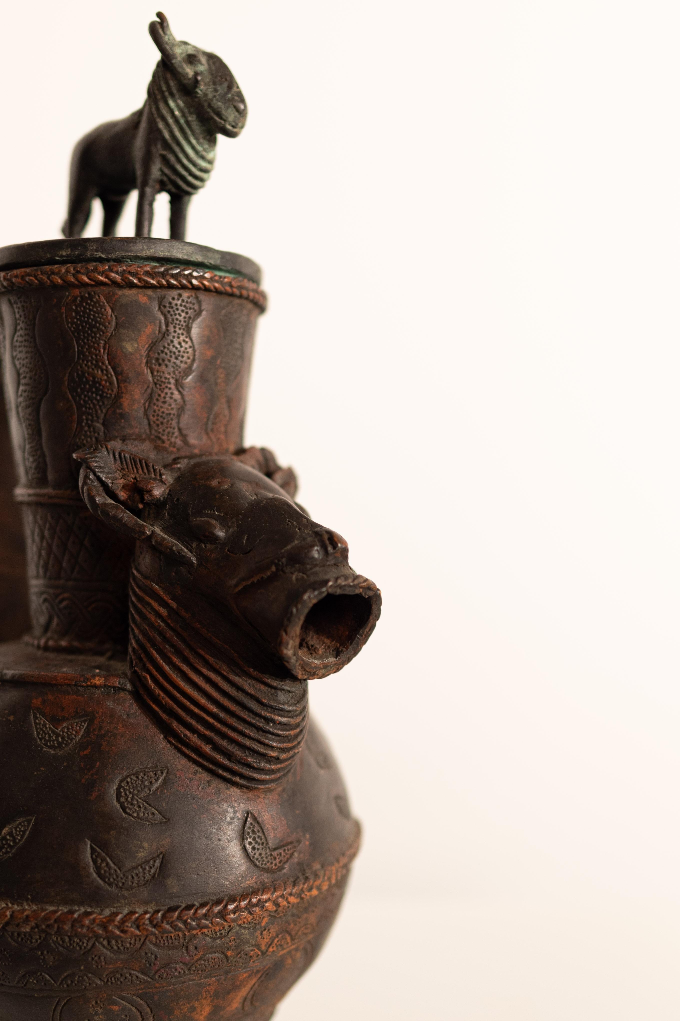 Bronze ceremonial jug from Benin (late 19th - early 20th century) For Sale 3