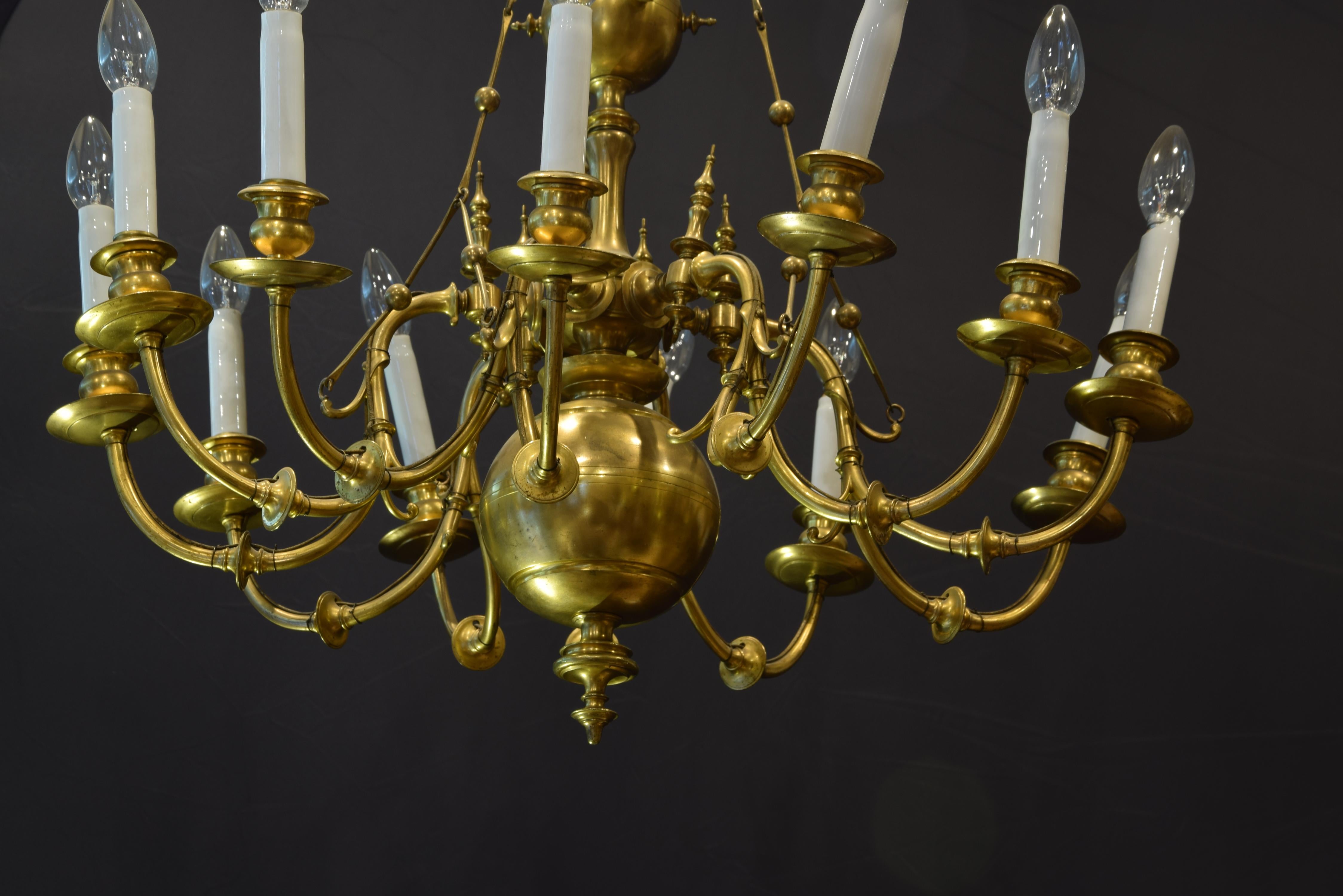 12-arm bronze chandelier, 19th century
Adapted for electrical use, the twelve arms are joined above a sphere, which is fixed to the ceiling by means of a turned fixed arm and with another sphere in the middle of it. The earliest examples of this