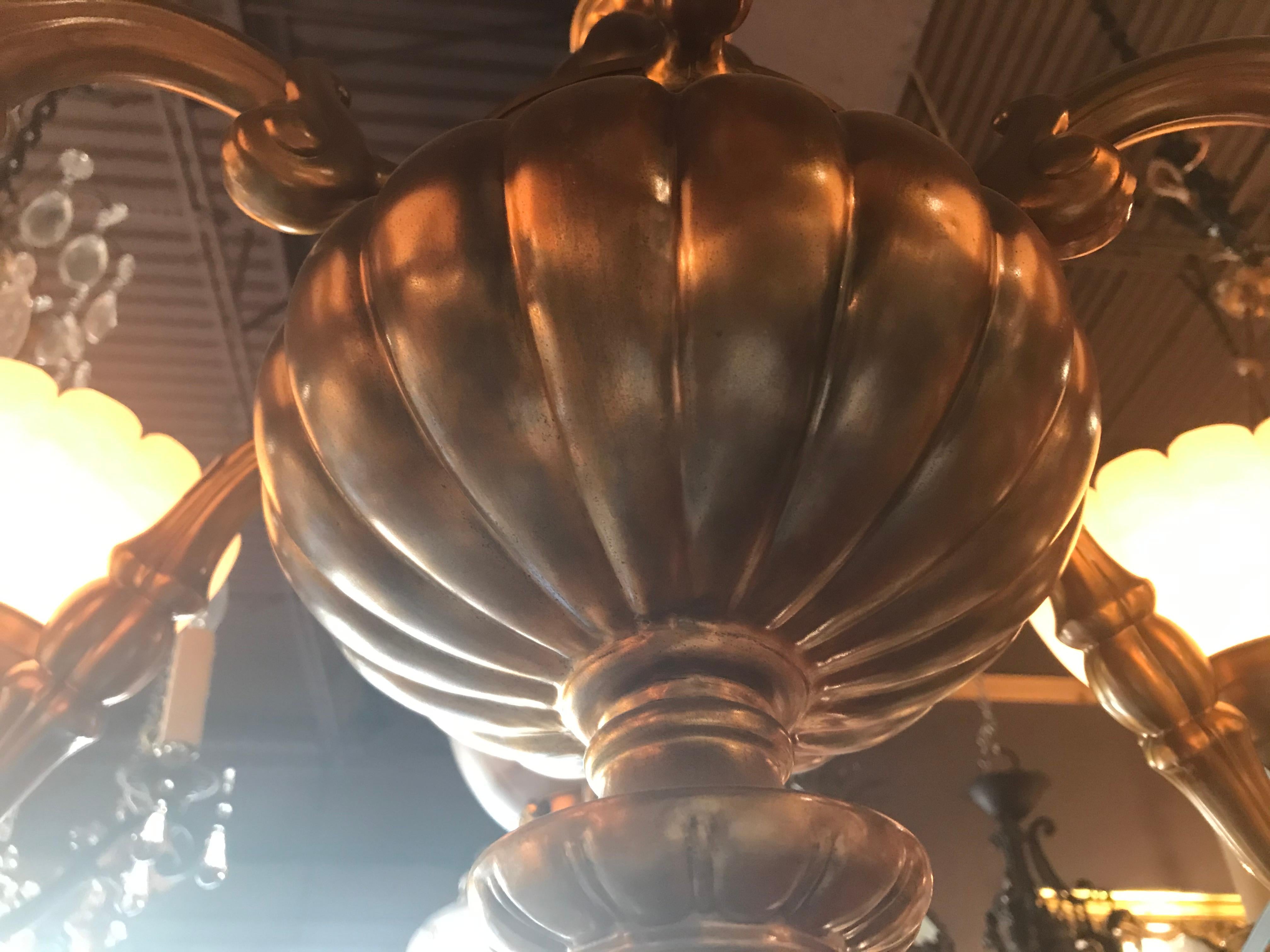 Metà XX secolo Lampadario in bronzo con paralumi in alabastro in vendita