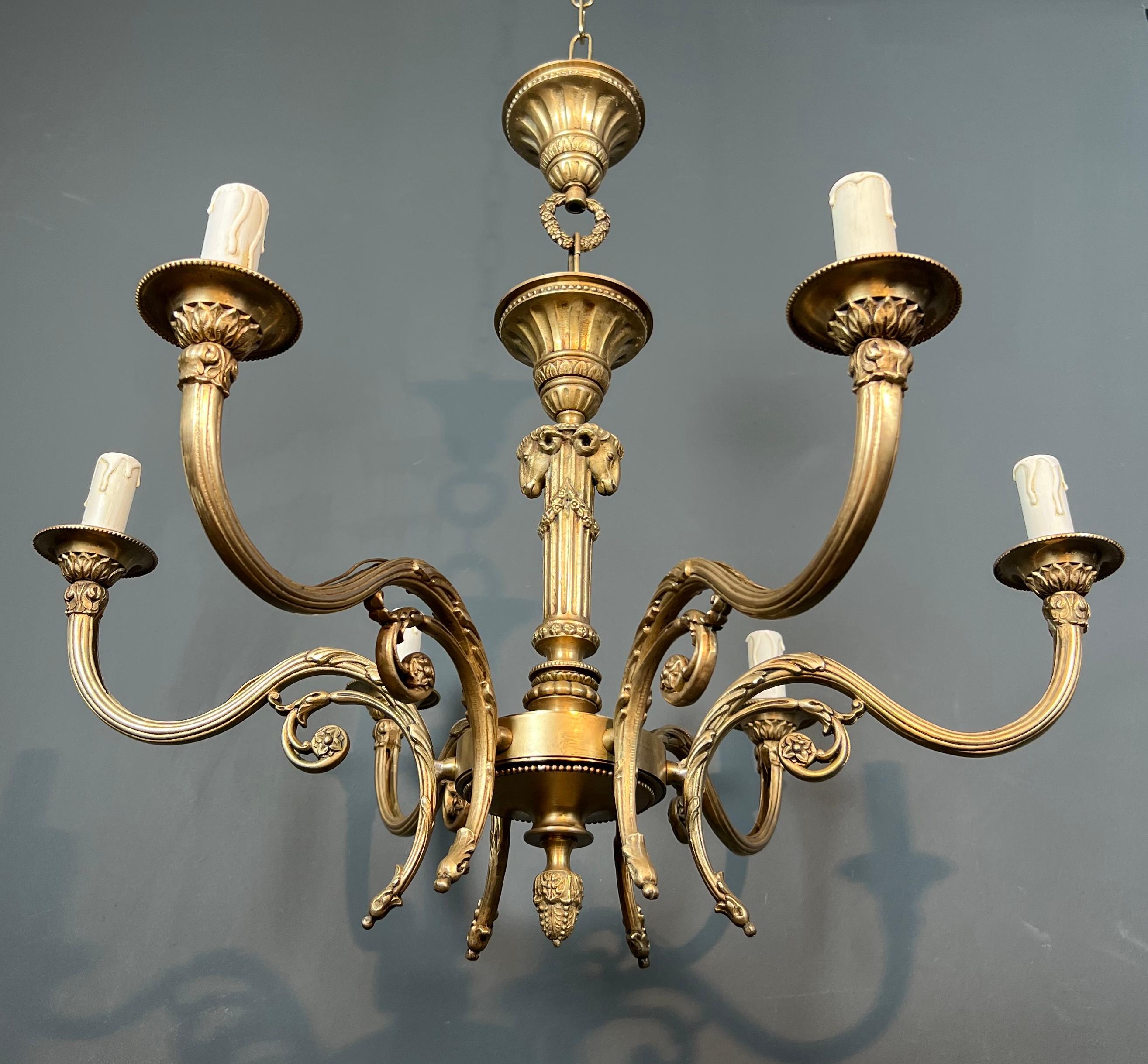 Araña de bronce con cabezas de carnero de estilo Luis XVI. El trabajo francés en el st en venta 4