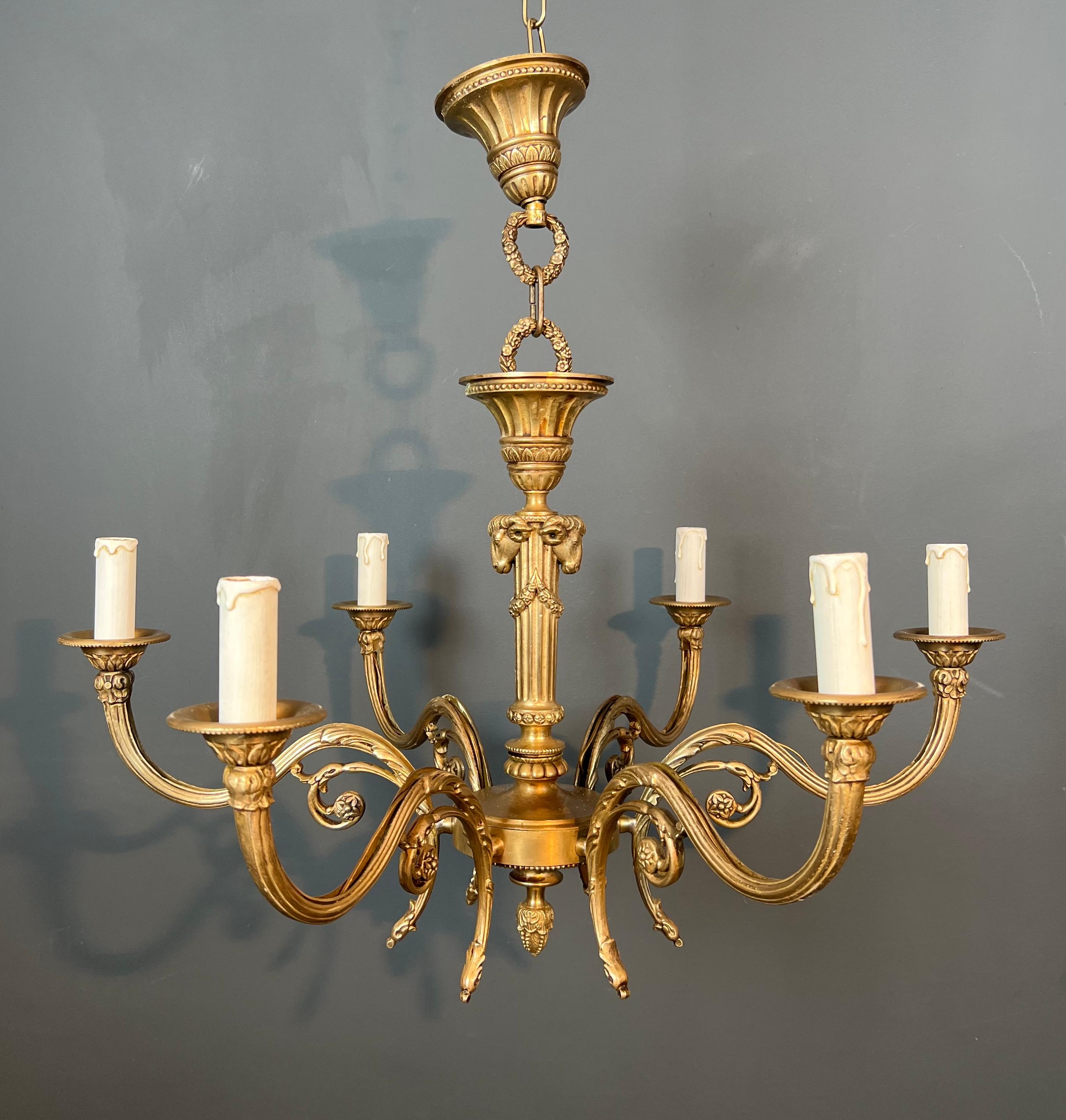 Araña de bronce con cabezas de carnero de estilo Luis XVI. El trabajo francés en el st en venta 5