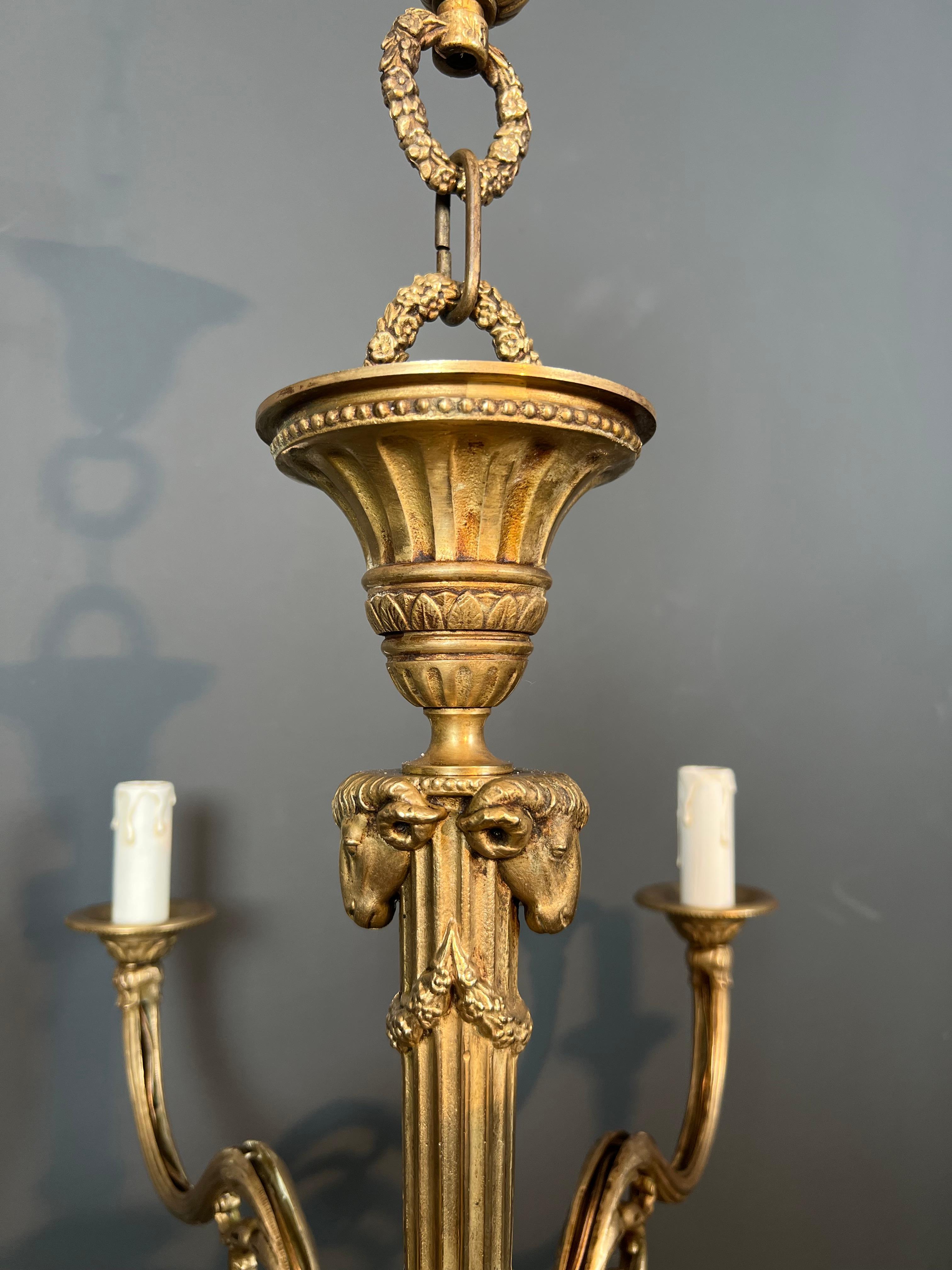 Araña de bronce con cabezas de carnero de estilo Luis XVI. El trabajo francés en el st en venta 6