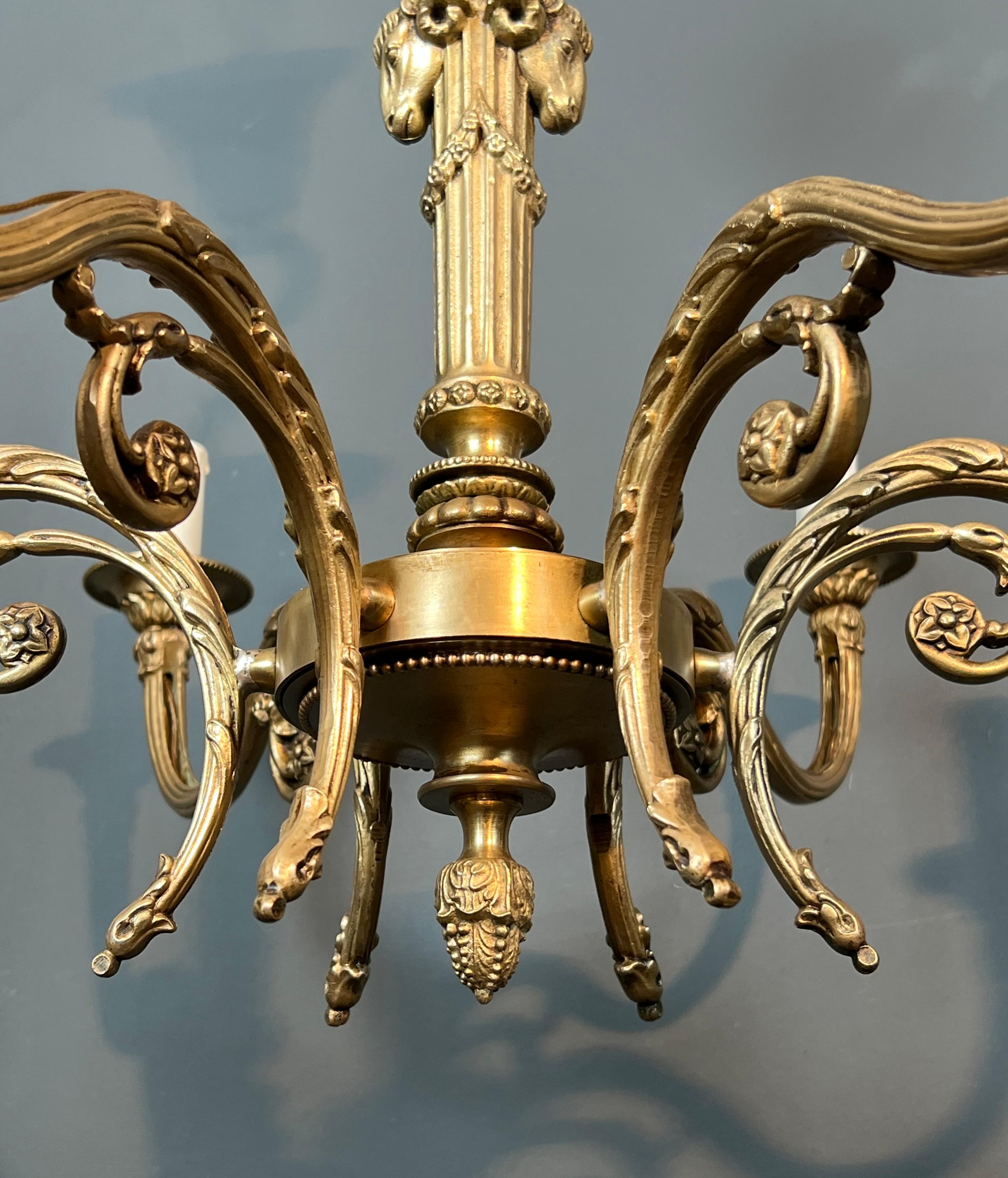 Araña de bronce con cabezas de carnero de estilo Luis XVI. El trabajo francés en el st en venta 7