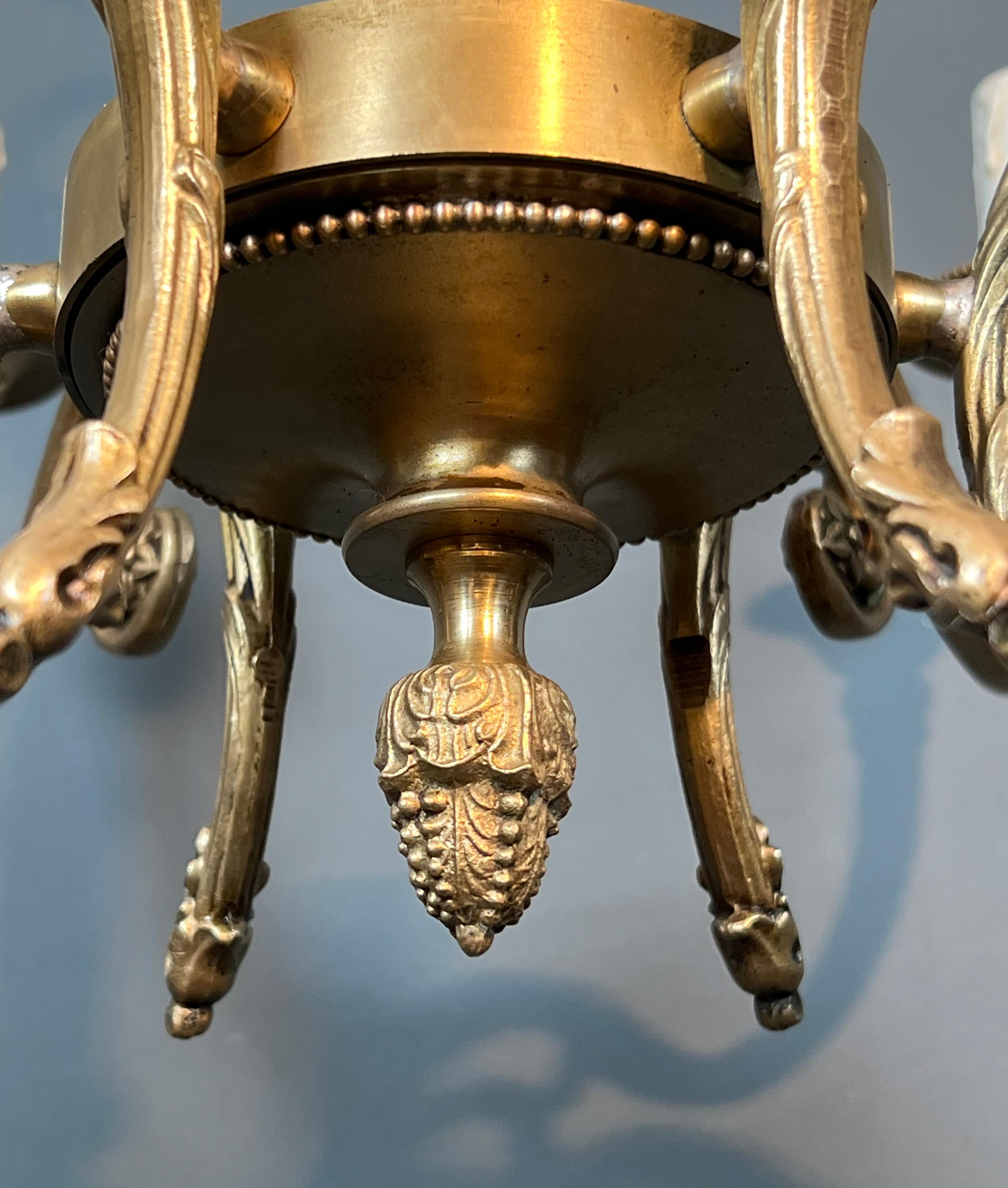 Araña de bronce con cabezas de carnero de estilo Luis XVI. El trabajo francés en el st en venta 8