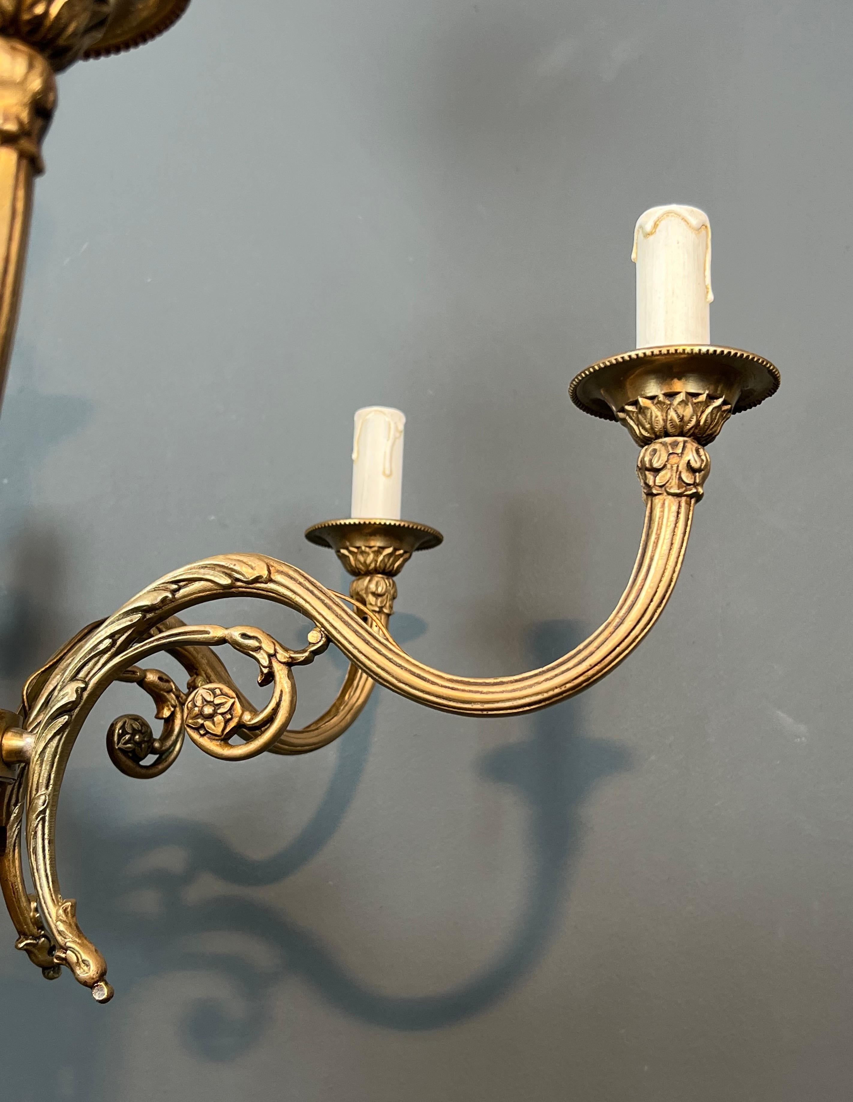 Araña de bronce con cabezas de carnero de estilo Luis XVI. El trabajo francés en el st en venta 9