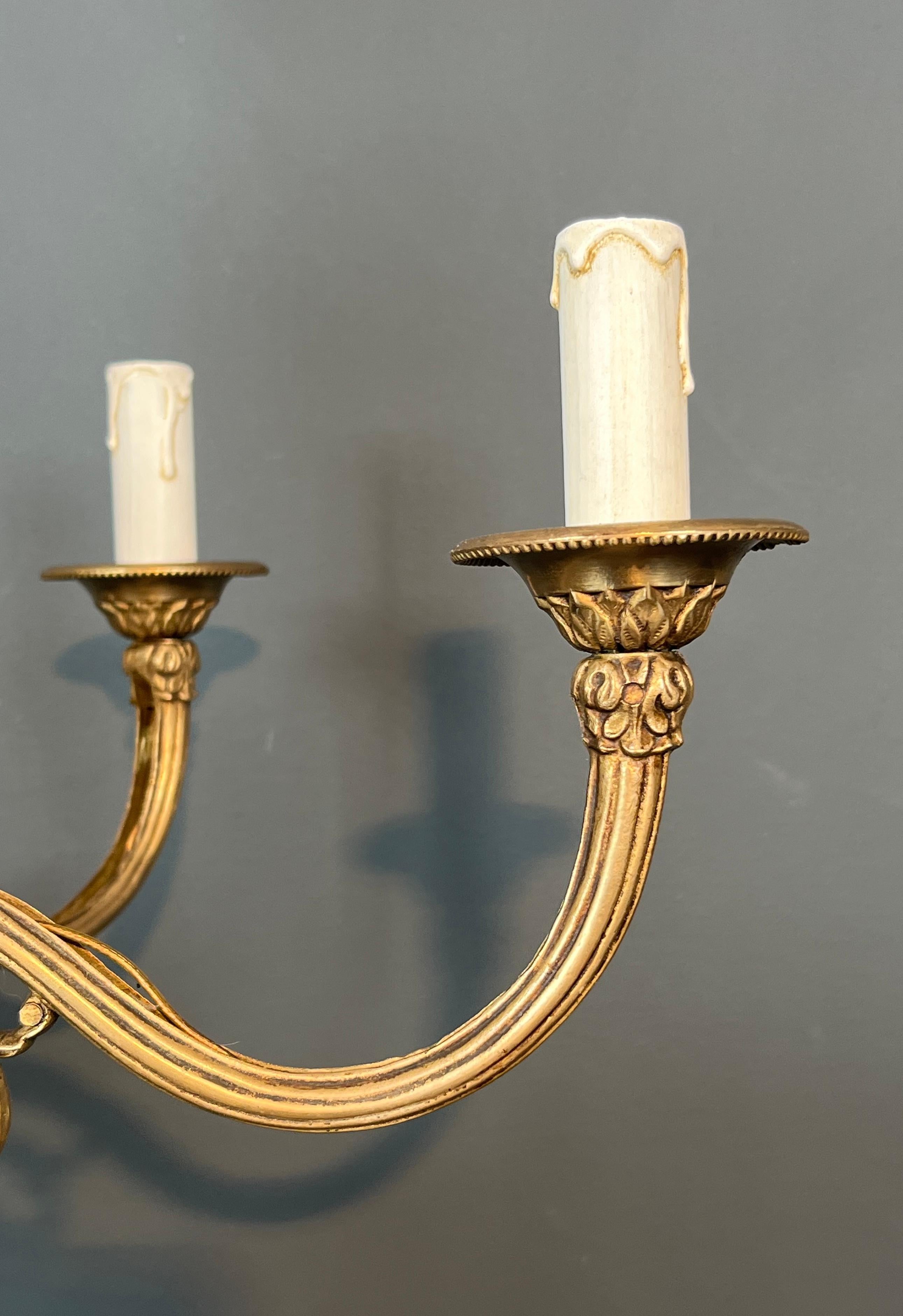 Araña de bronce con cabezas de carnero de estilo Luis XVI. El trabajo francés en el st en venta 10