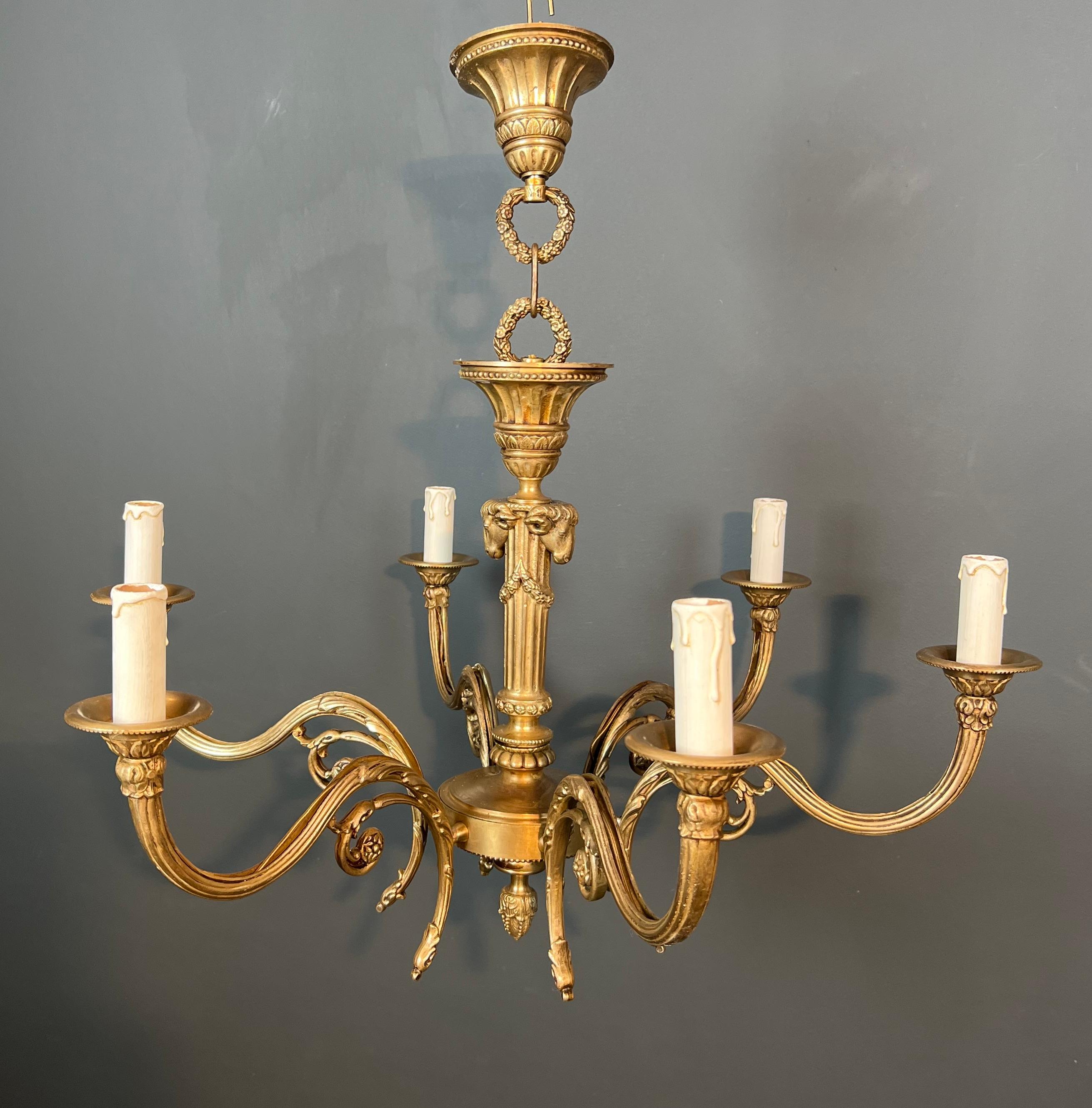 Araña de bronce con cabezas de carnero de estilo Luis XVI. El trabajo francés en el st en venta 11