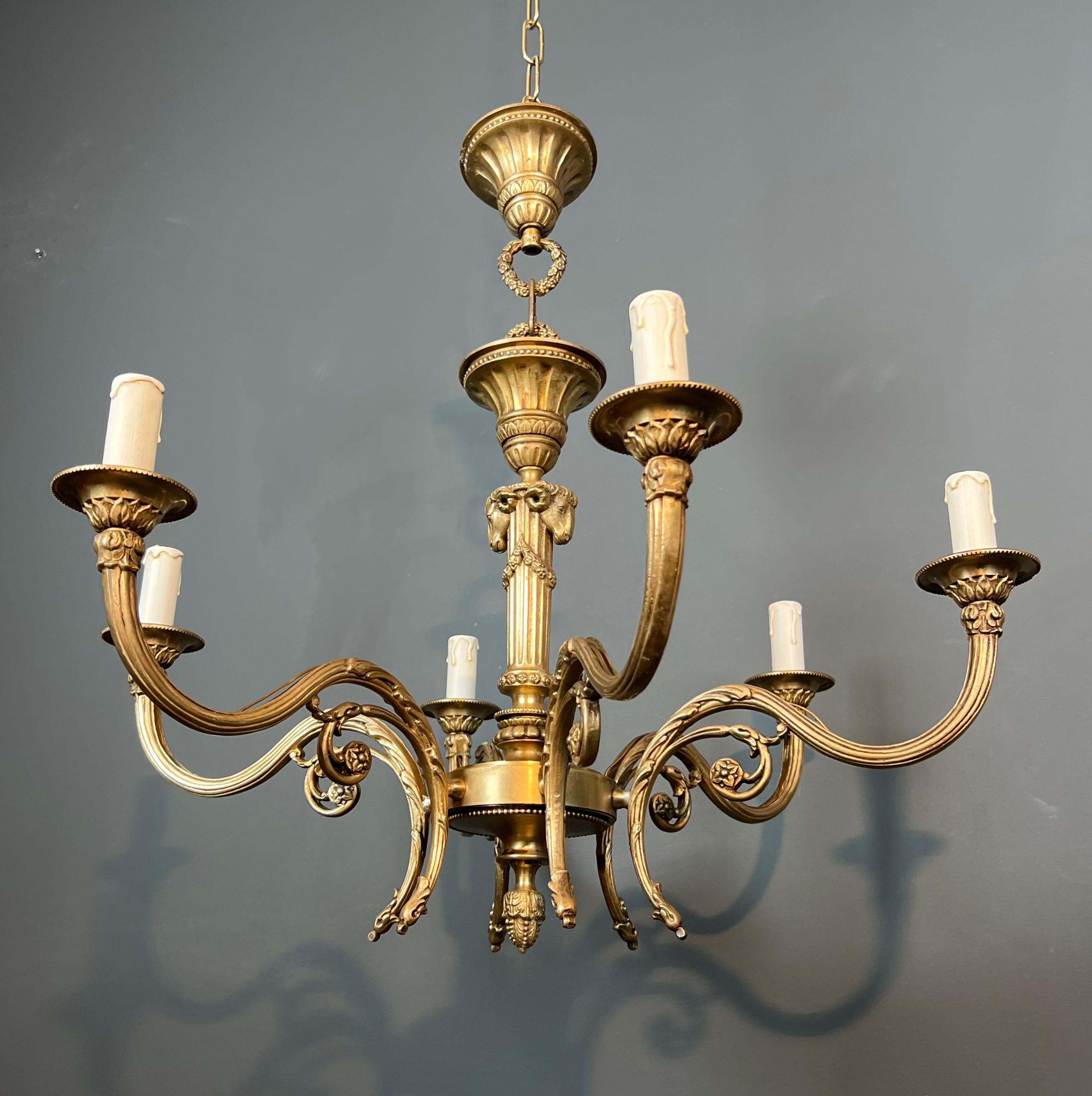 Araña de bronce con cabezas de carnero de estilo Luis XVI. El trabajo francés en el st en venta 12