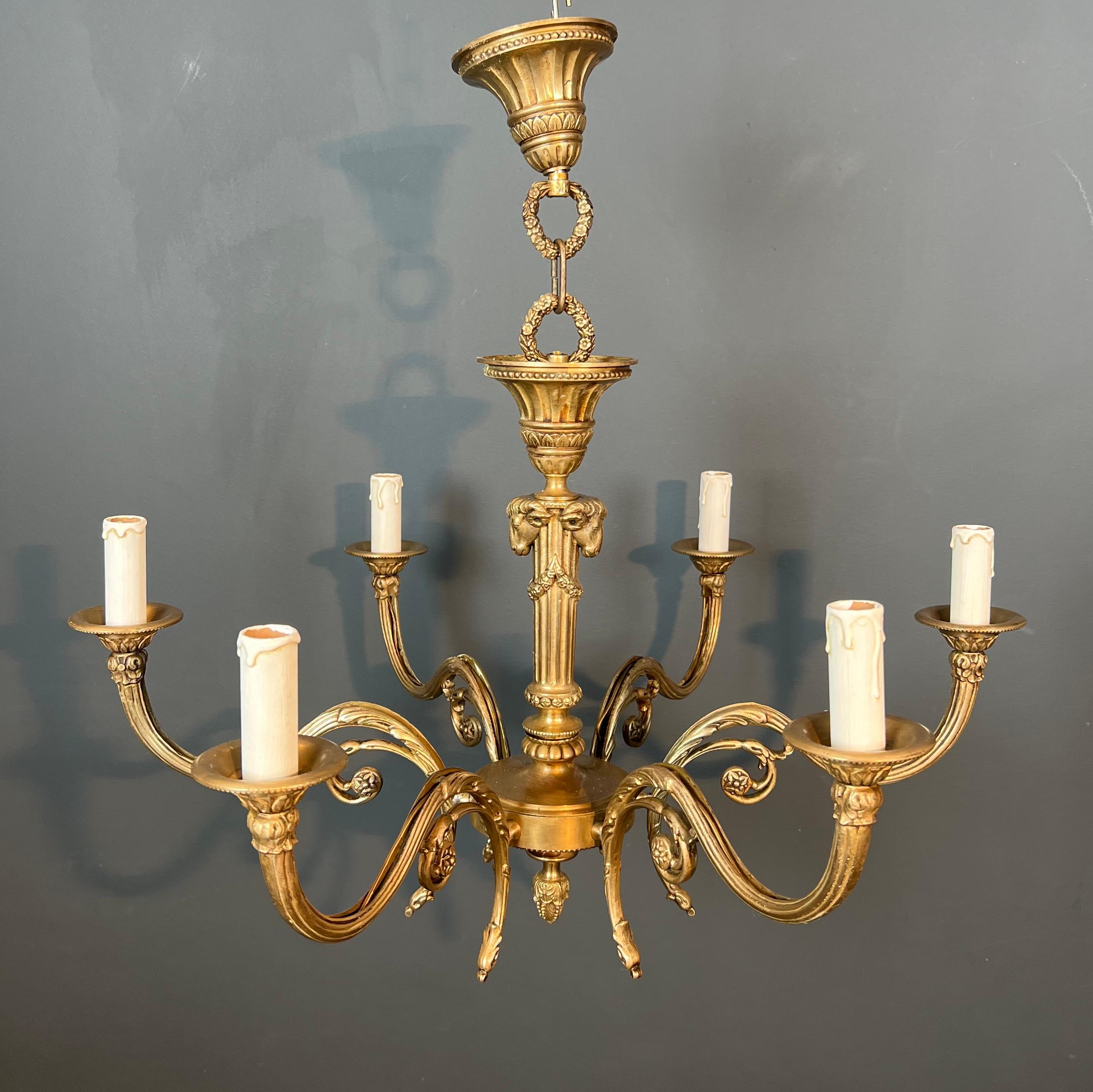 Araña de bronce con cabezas de carnero de estilo Luis XVI. El trabajo francés en el st en venta 13