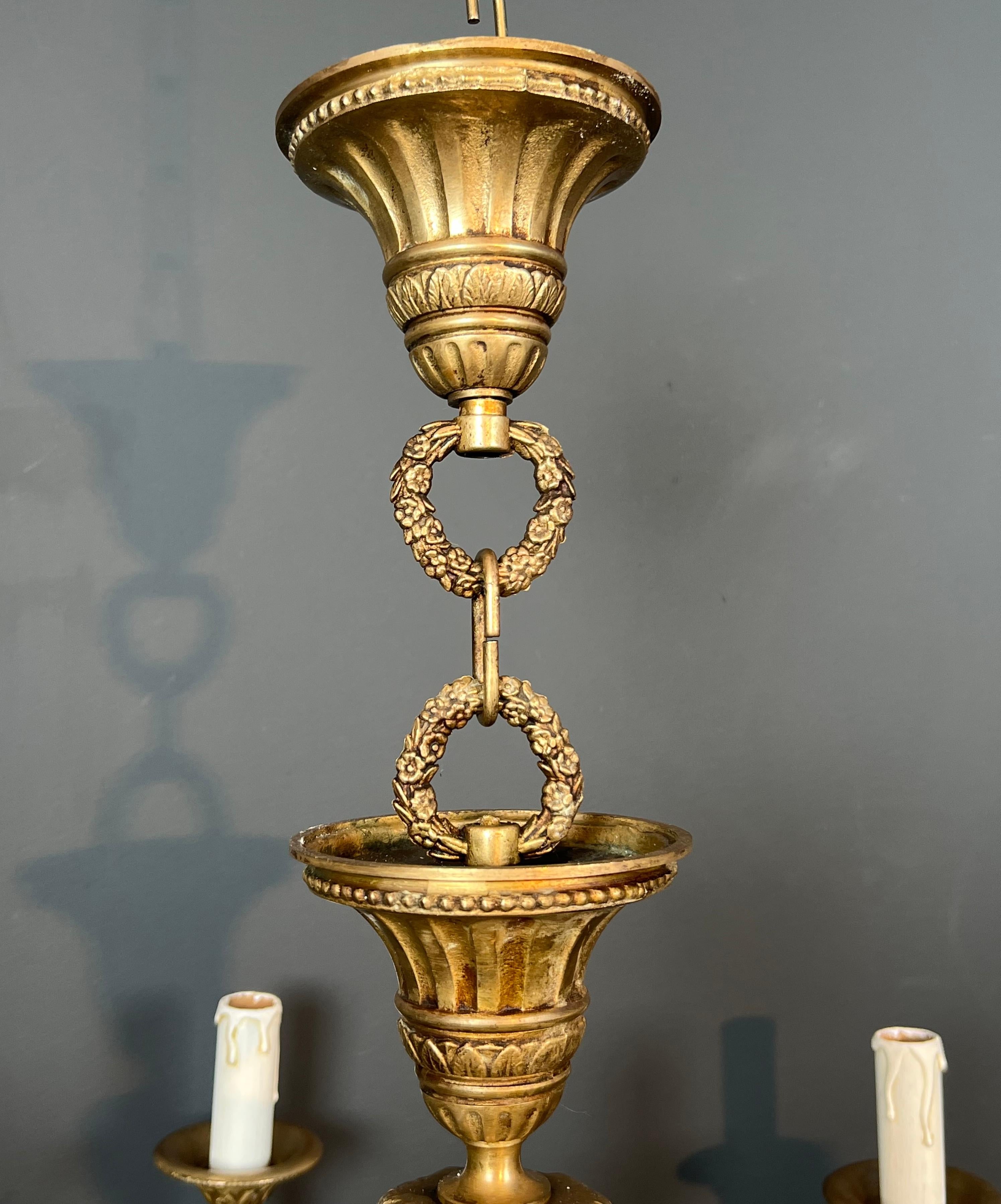 Araña de bronce con cabezas de carnero de estilo Luis XVI. El trabajo francés en el st mediados del siglo XX en venta