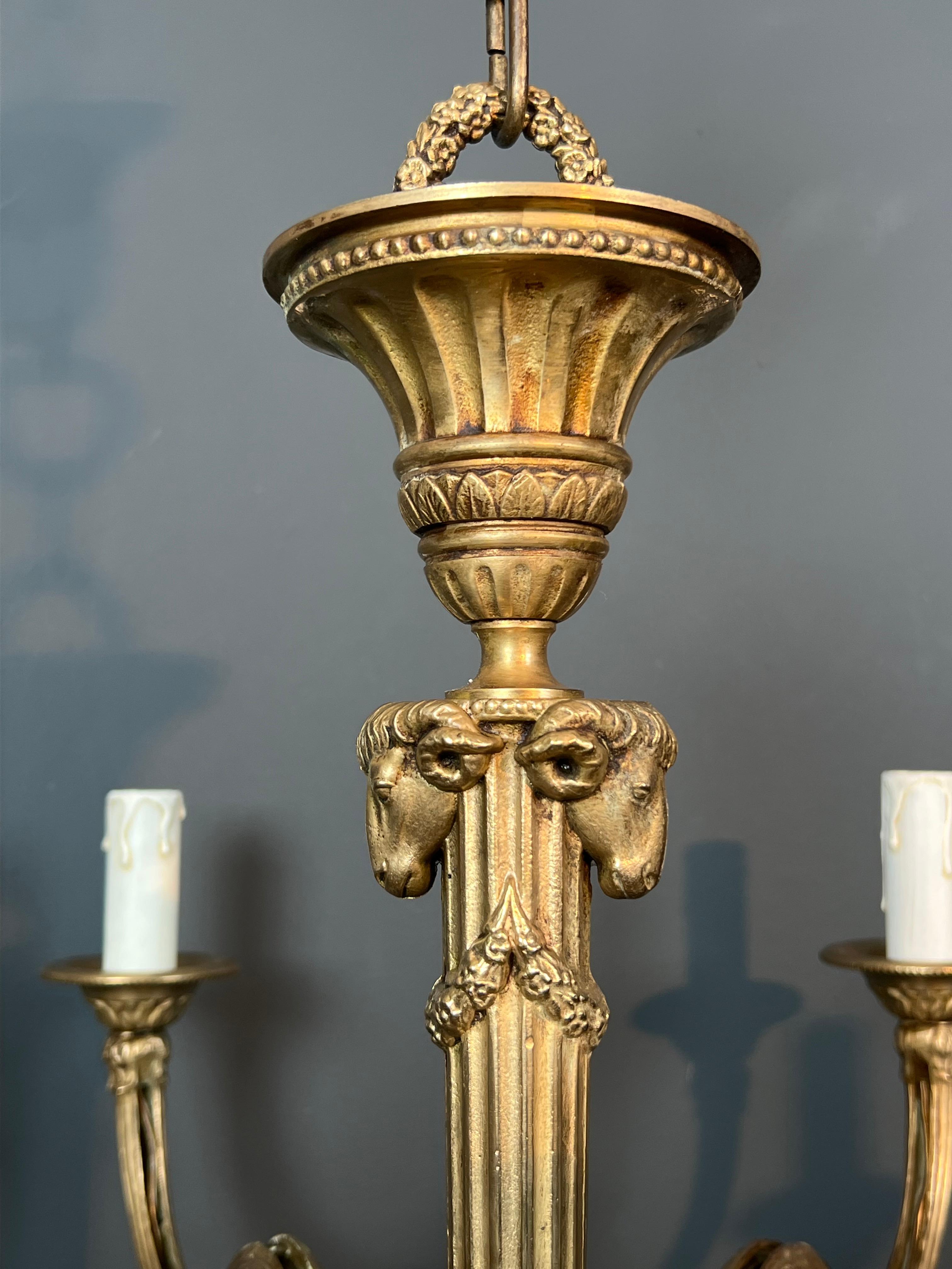 Araña de bronce con cabezas de carnero de estilo Luis XVI. El trabajo francés en el st Bronce en venta