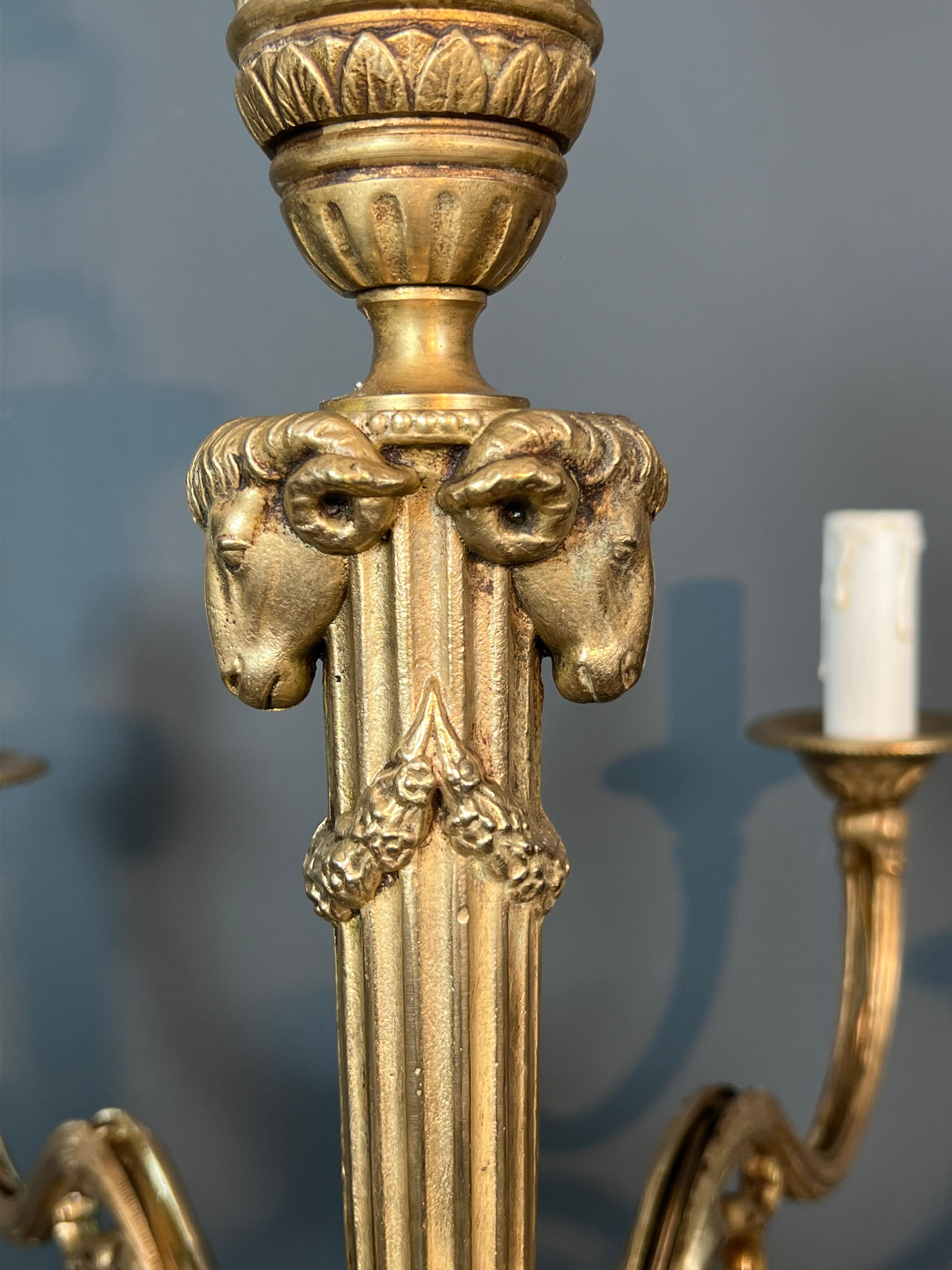 Araña de bronce con cabezas de carnero de estilo Luis XVI. El trabajo francés en el st en venta 1