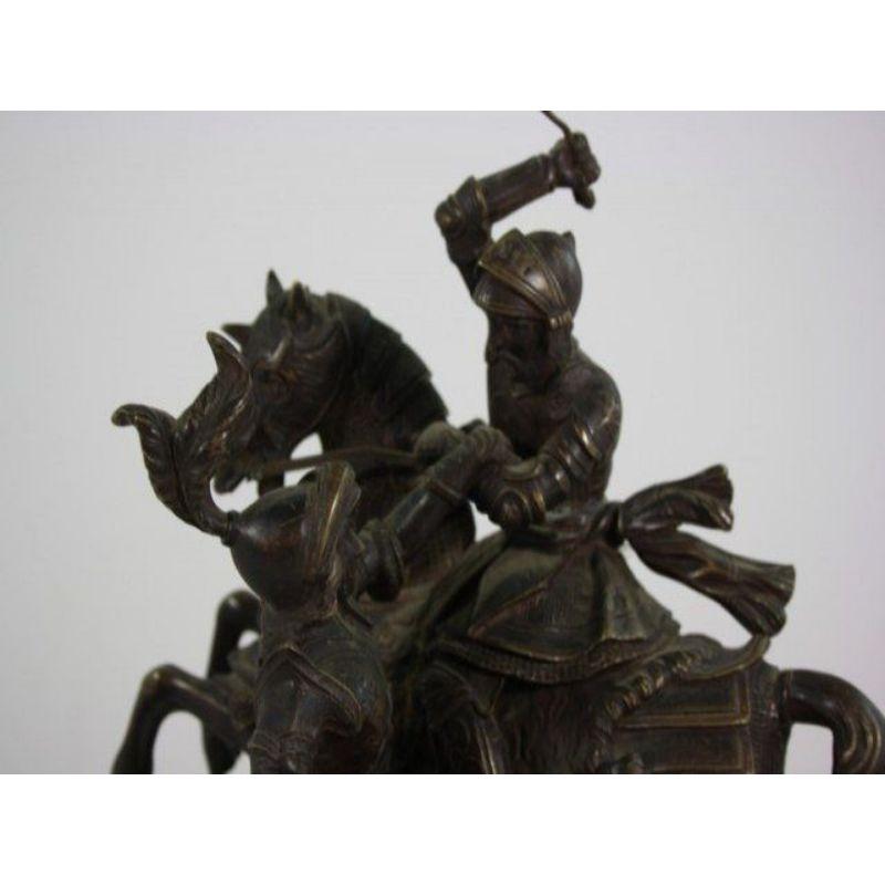 Bronzegruppe aus dem 19. Jahrhundert, schwarzer Holzsockel, Darstellung einer Kampfszene zwischen zwei Rittern zu Pferd. Wahrscheinlich ein Werk von Théodore Geischter. Abmessungen 33 breit 35 cm hoch und 18 cm tief zu beachten mehrere
