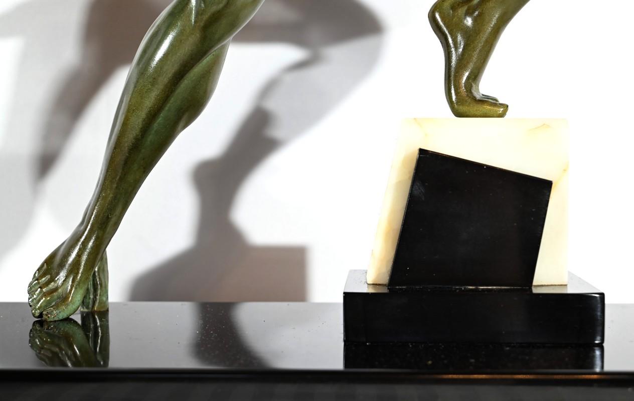 Chasse à l'aigle en bronze, signée J.de Roncourt, Art déco - 1930 en vente 6