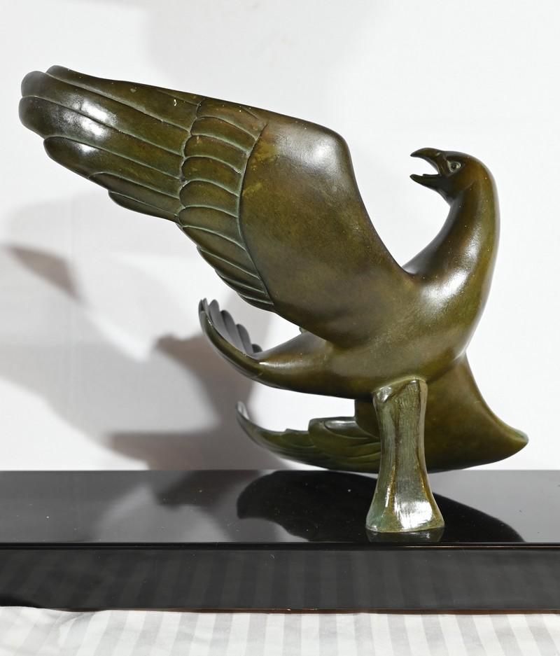 Chasse à l'aigle en bronze, signée J.de Roncourt, Art déco - 1930 en vente 13
